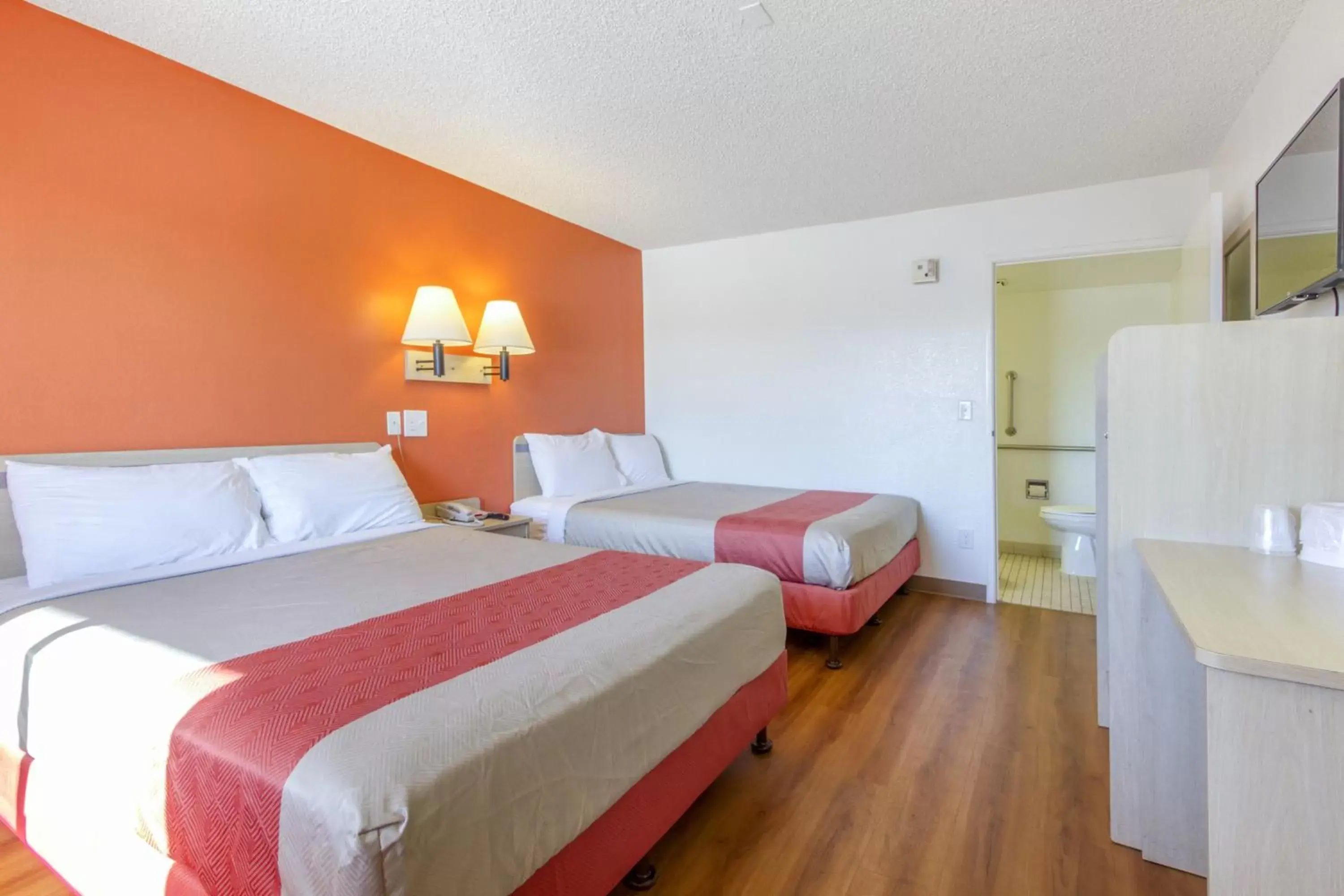 Bedroom, Bed in Motel 6-Phoenix, AZ - Airport - 24th Street