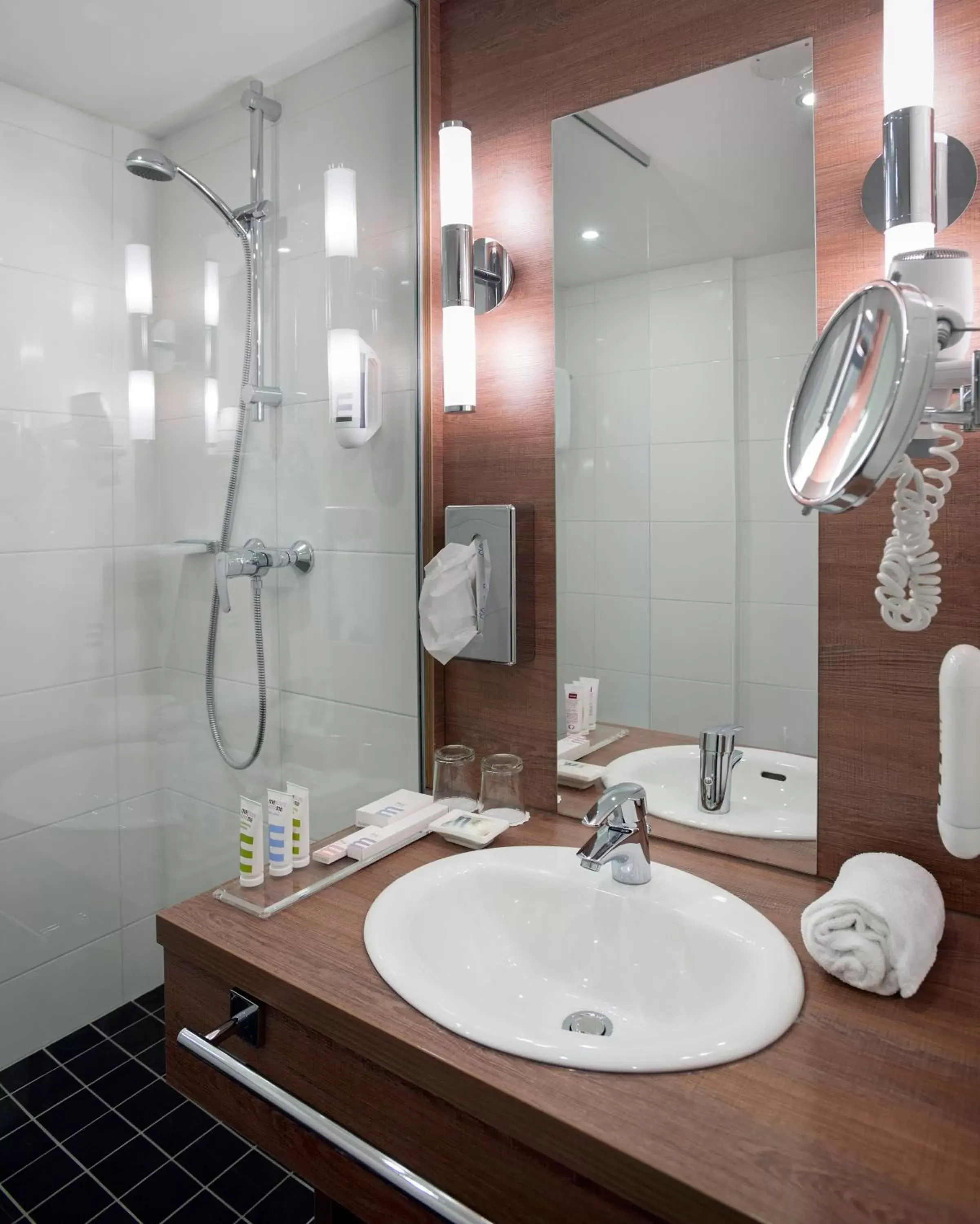 Shower, Bathroom in Hotel Mercure Graz City