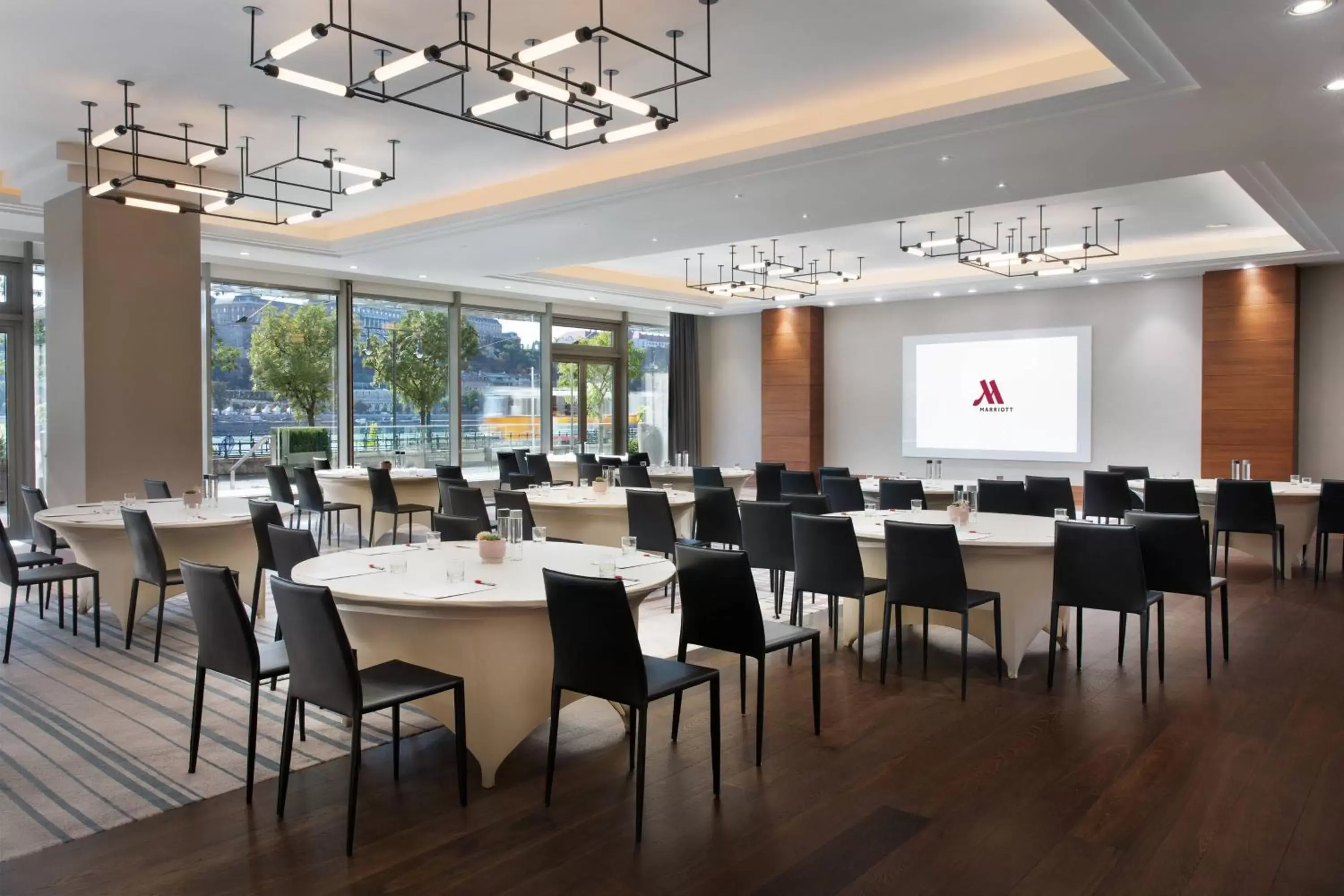 Meeting/conference room, Restaurant/Places to Eat in Budapest Marriott Hotel