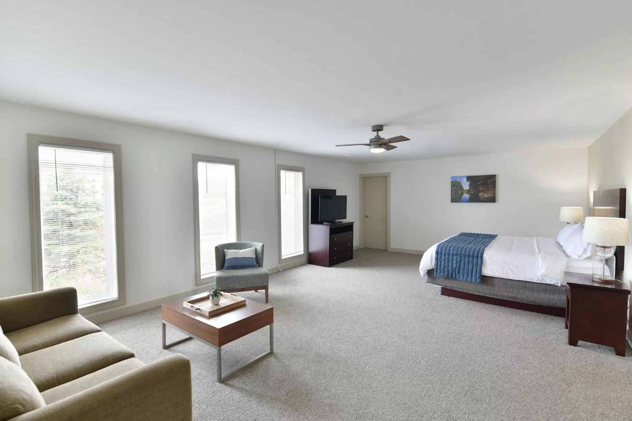 Photo of the whole room, Bed in Holiday Inn Express Wisconsin Dells by IHG
