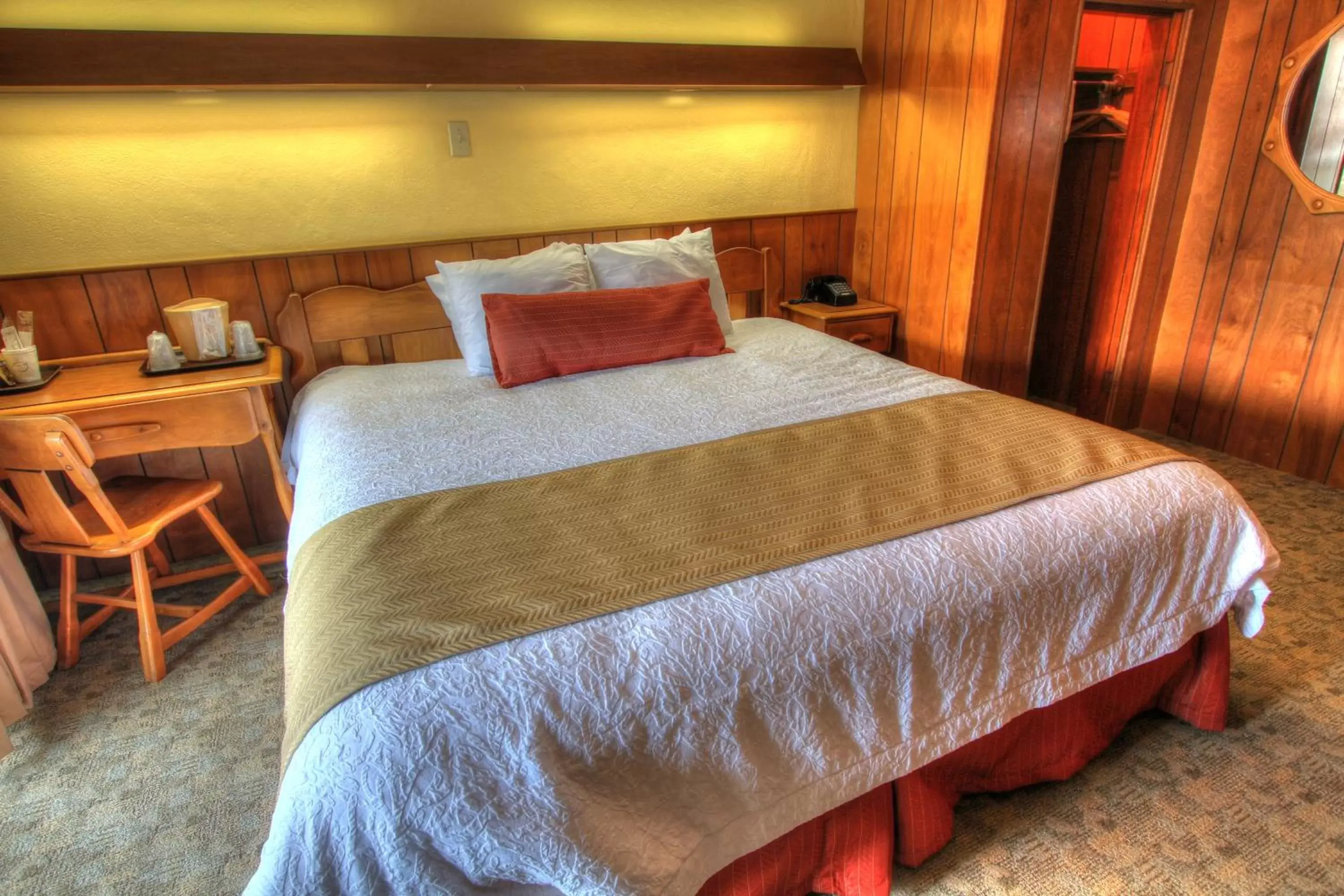 Bedroom, Bed in Gatlinburg Inn