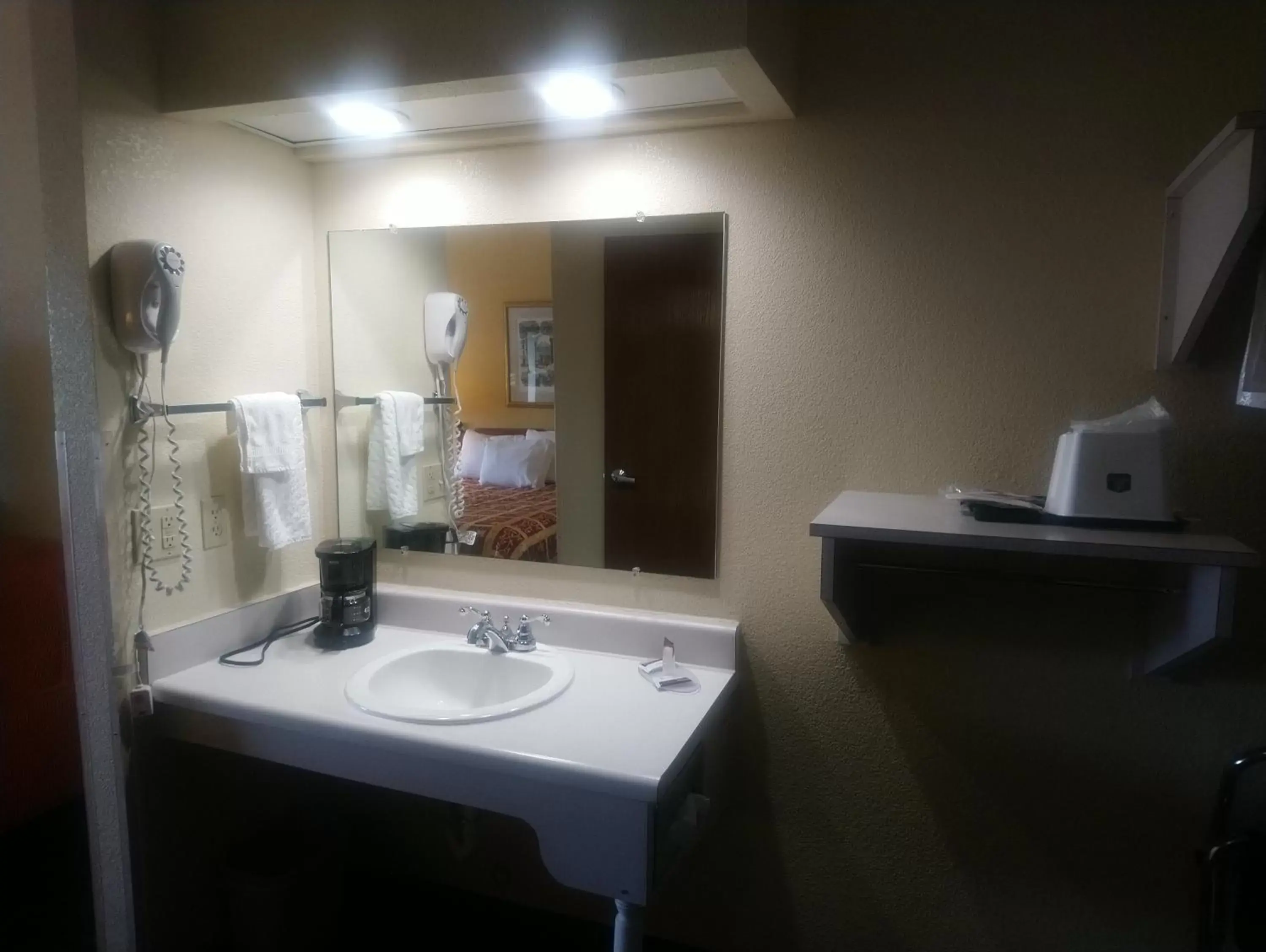 Bathroom in Geneva Motel Inn