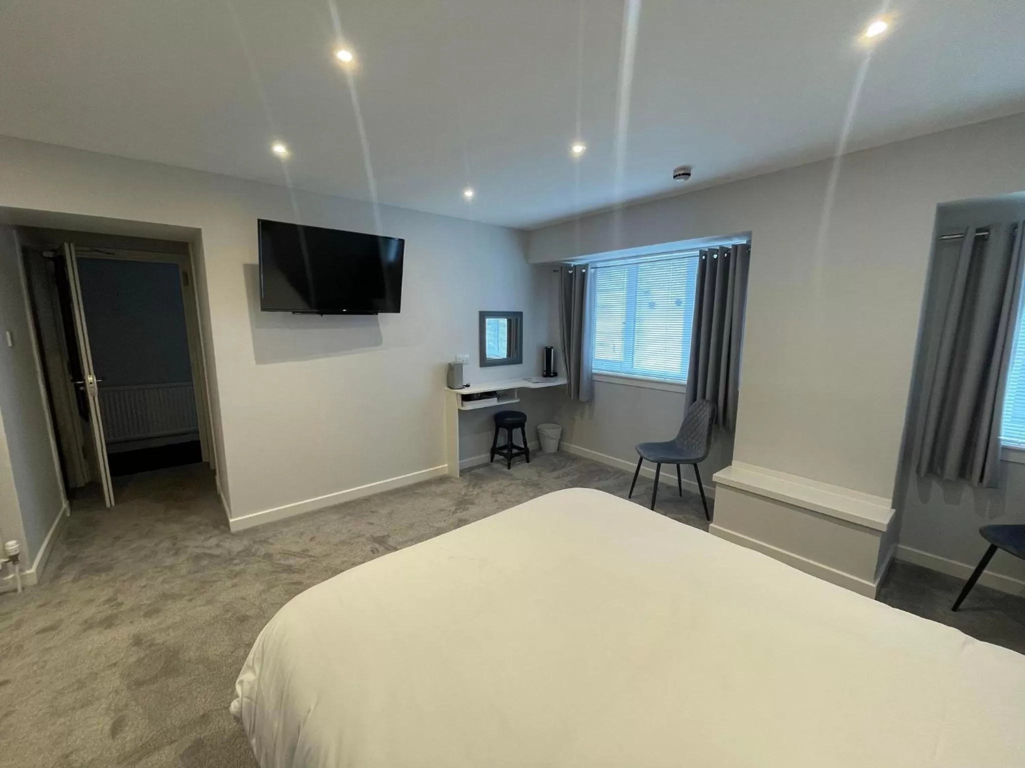 Bedroom, Bed in Airlie Arms Hotel