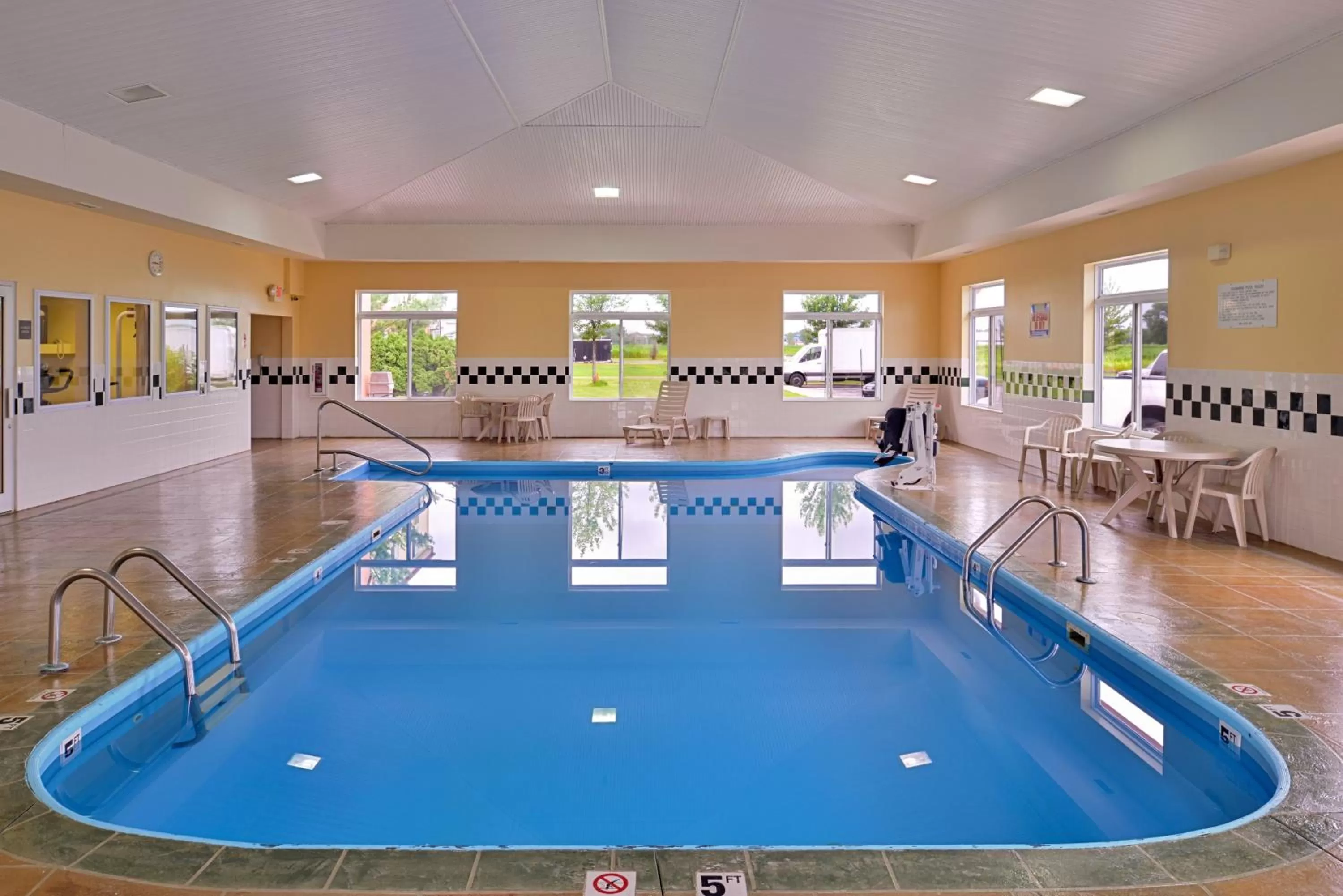 Swimming pool in Red Roof Inn Clyde