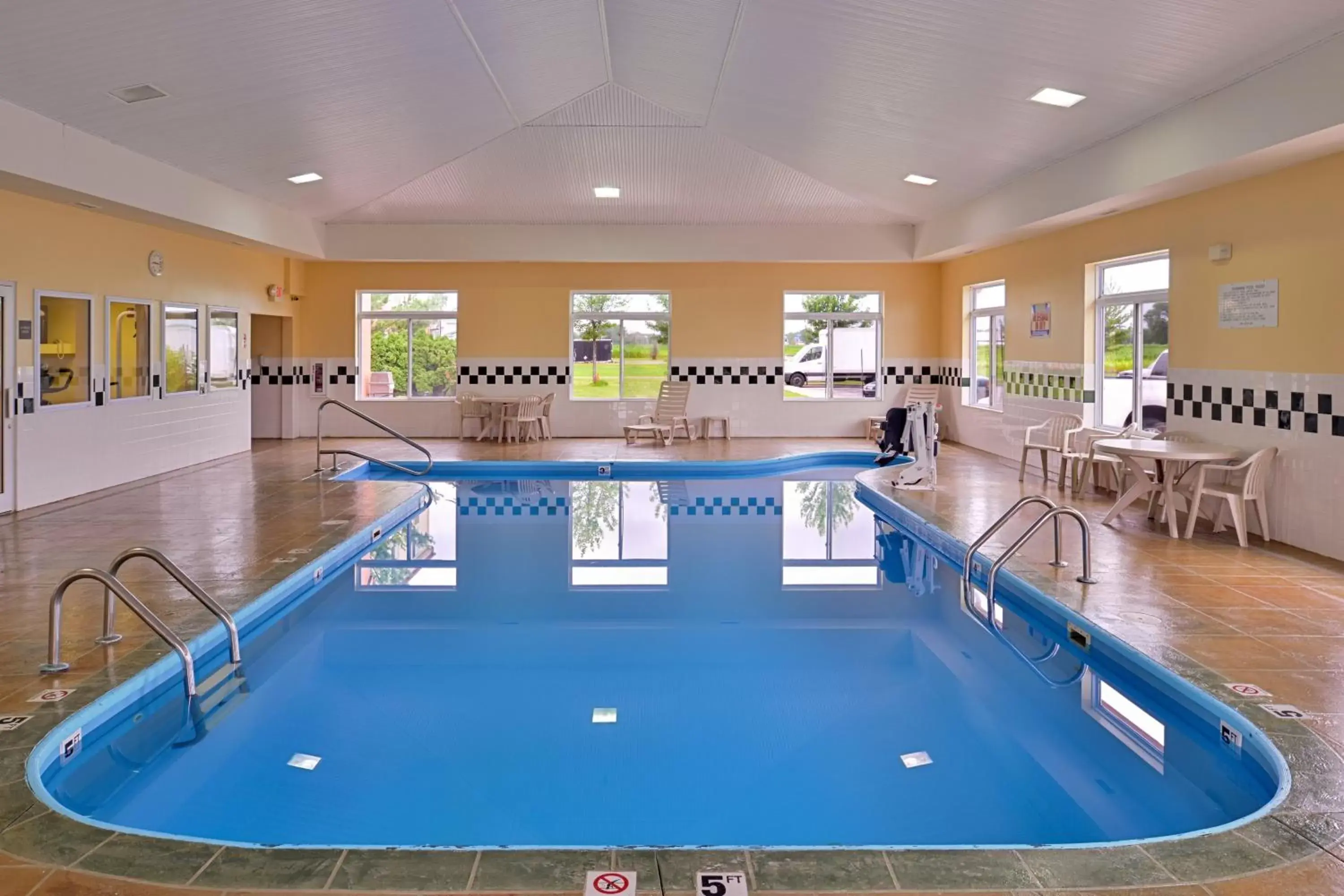 Swimming Pool in Red Roof Inn Clyde