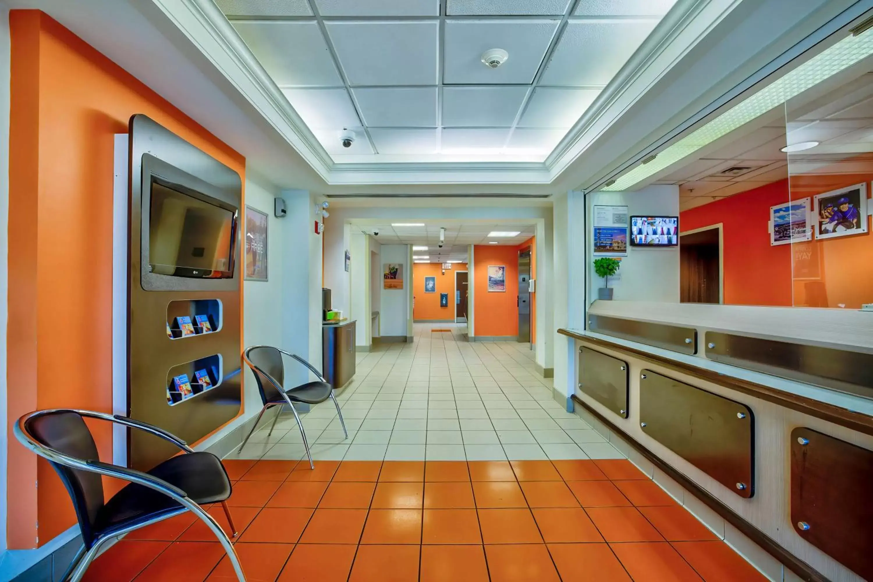 Lobby or reception, Kitchen/Kitchenette in Motel 6-Burlington, ON - Toronto West - Oakville