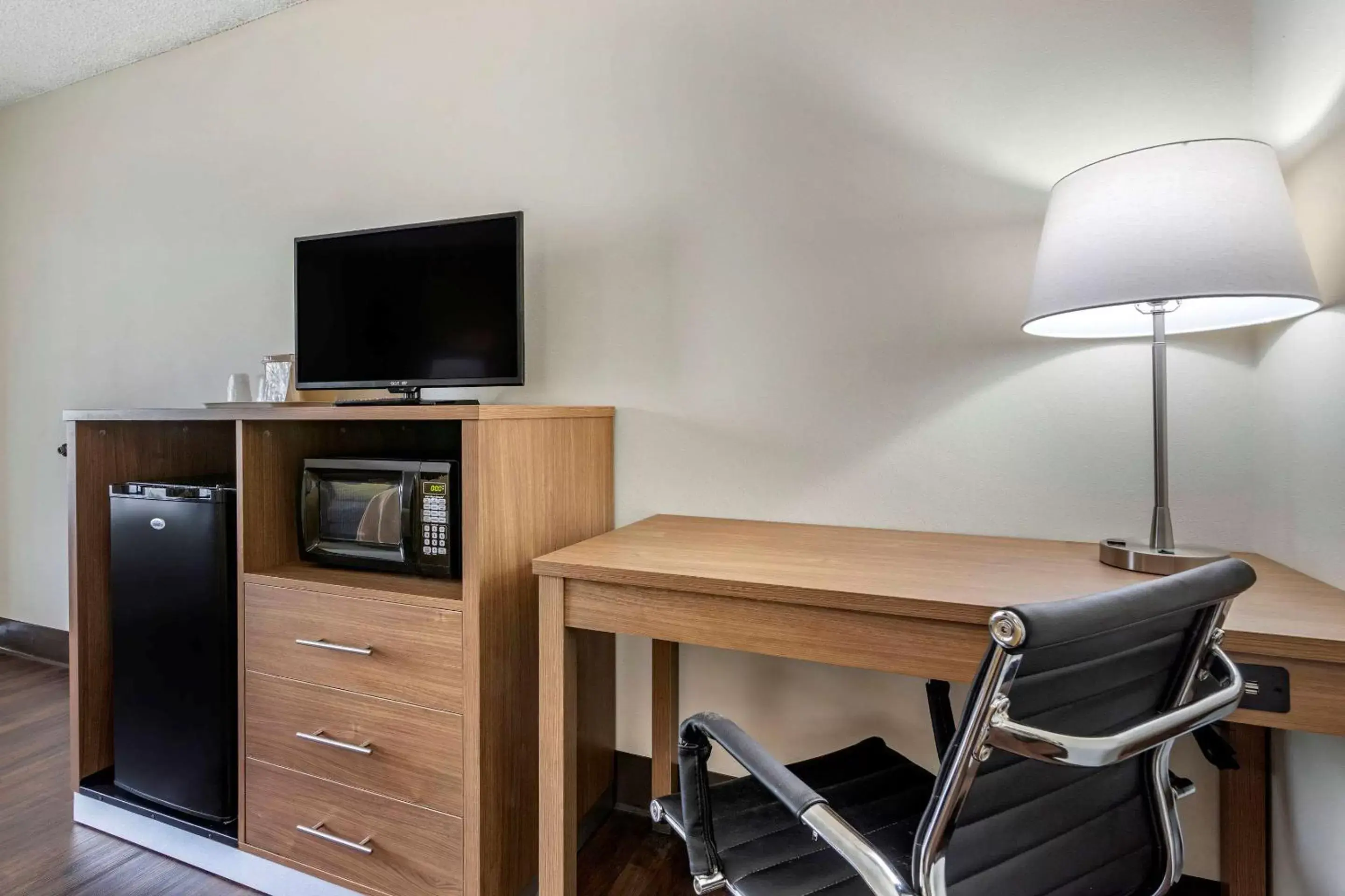 Photo of the whole room, TV/Entertainment Center in Quality Inn Brunswick