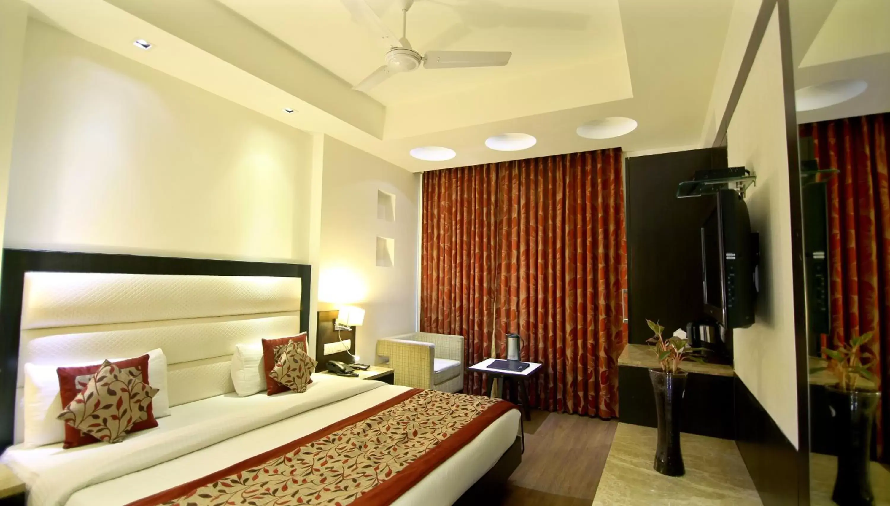 Bedroom, Bed in The Prime Balaji Deluxe @ New Delhi Railway Station