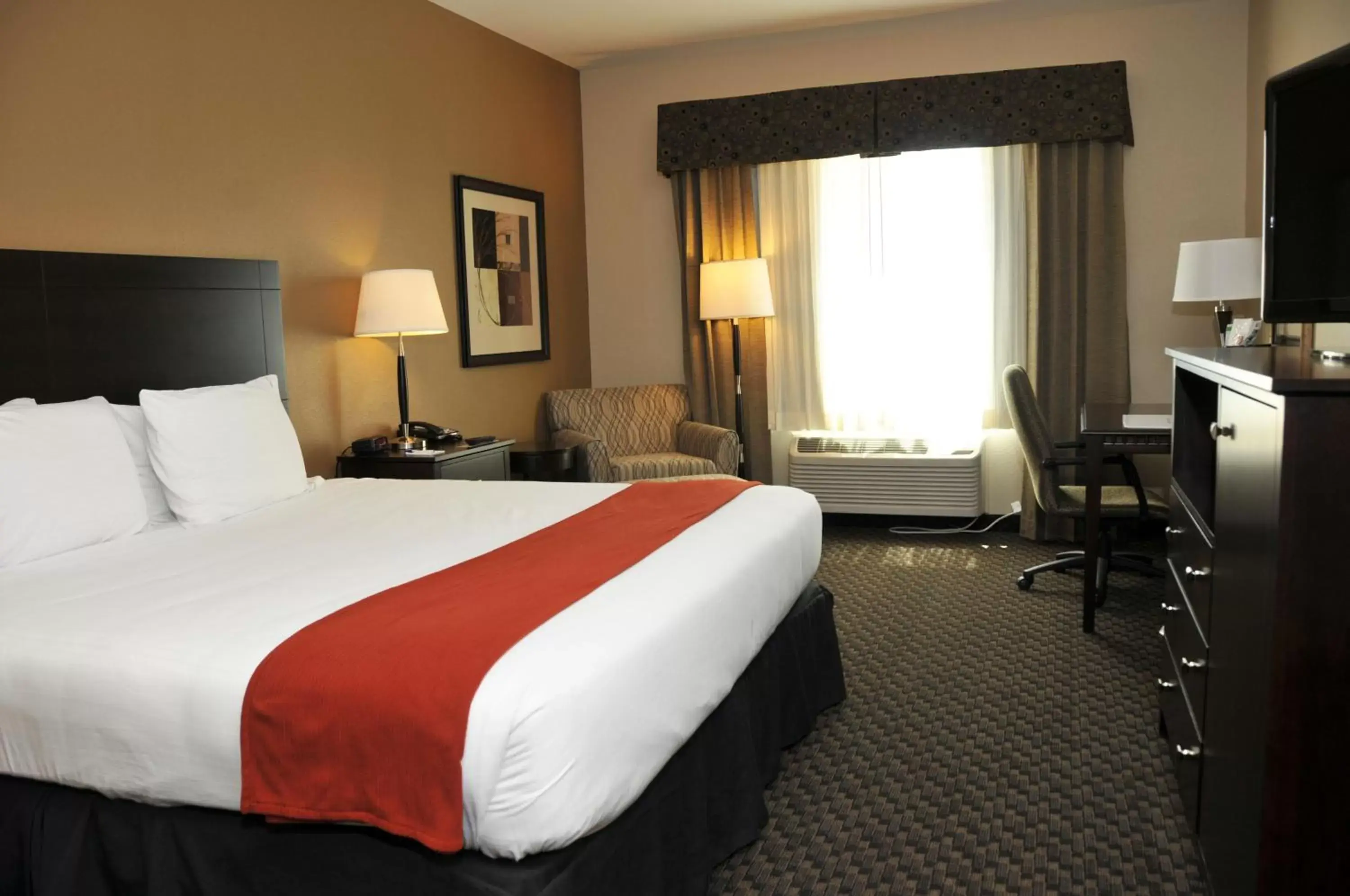 Photo of the whole room, Bed in Holiday Inn Express & Suites Clinton, an IHG Hotel