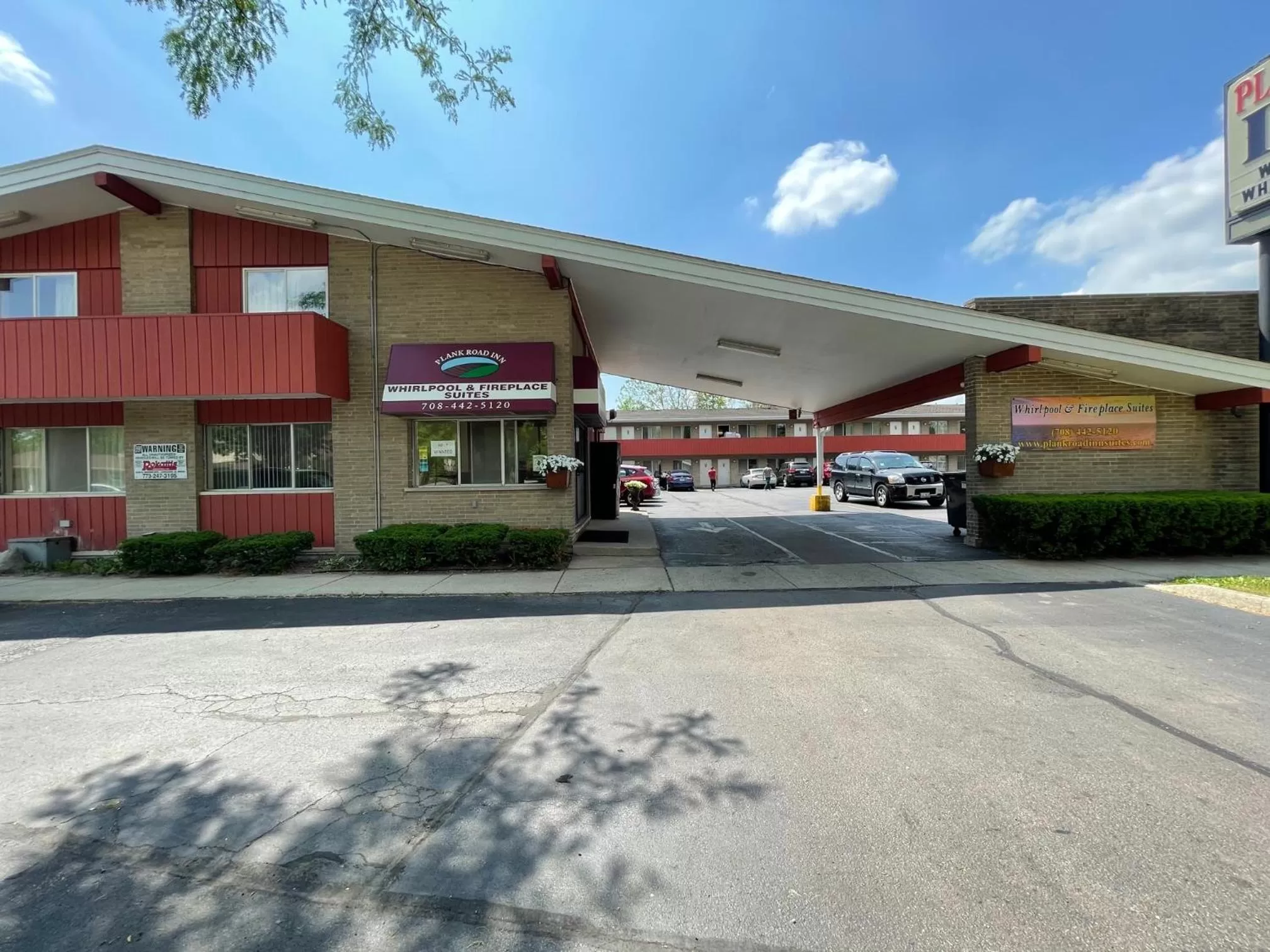 Facade/entrance in VIBE INN - WHIRLPOOLS SUITES - Lyons