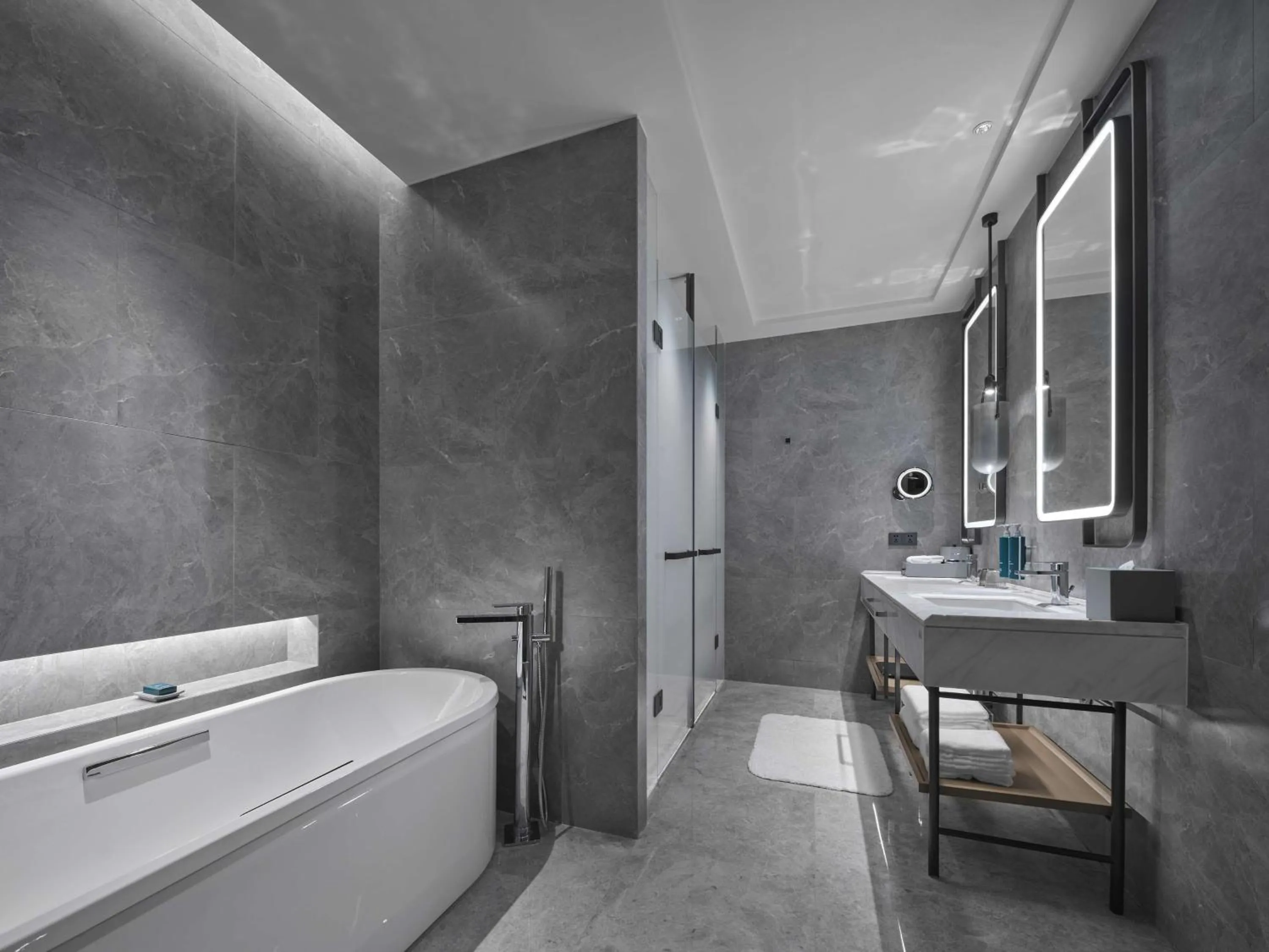 Bathroom, Bed in Doubletree By Hilton Rugao