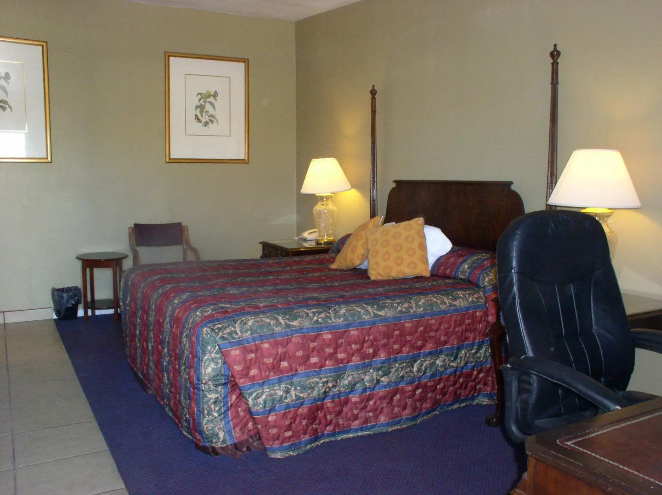 Bedroom, Bed in American Executive Inn Mesa