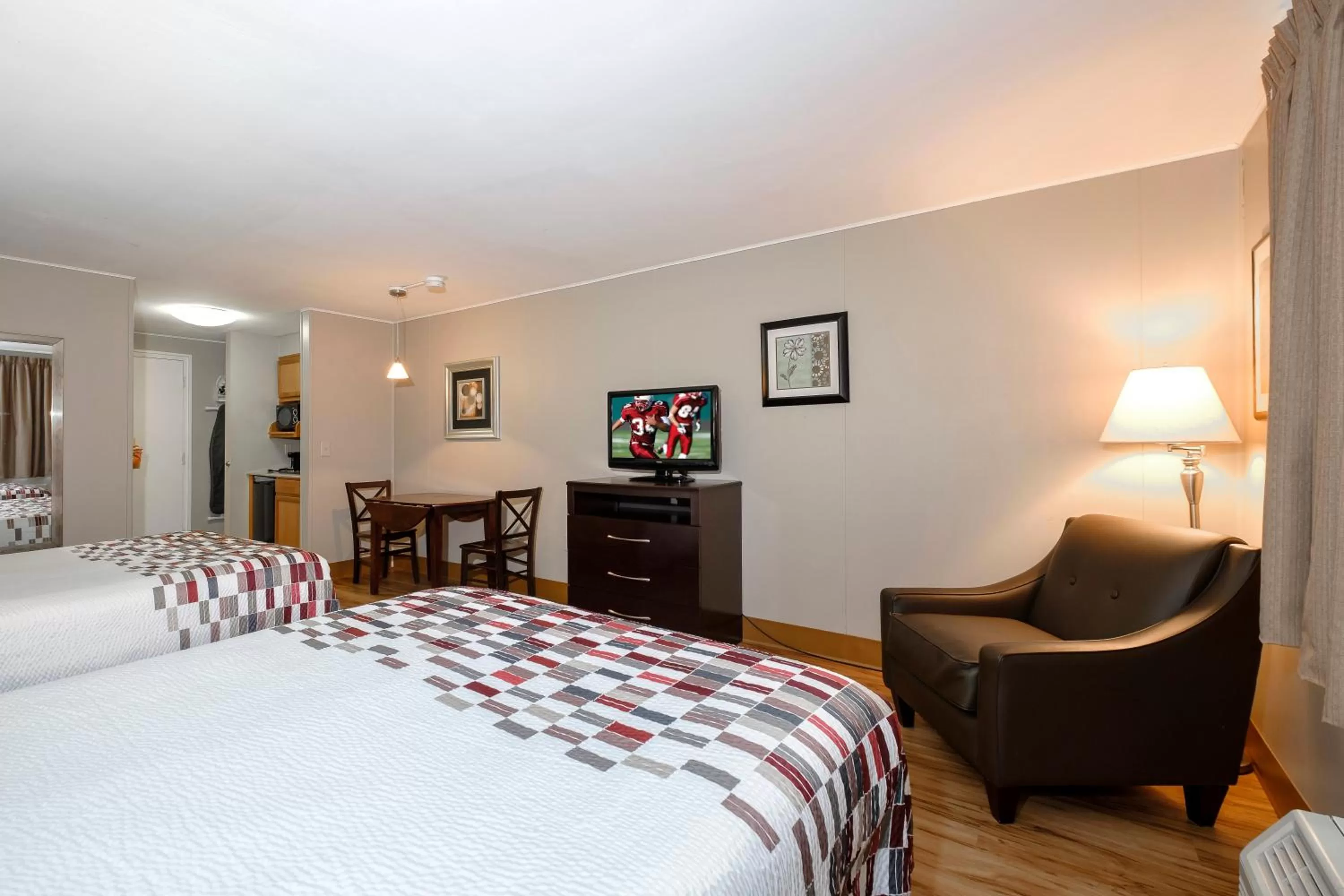 Photo of the whole room, Bed in Red Roof Inn and Suites Herkimer