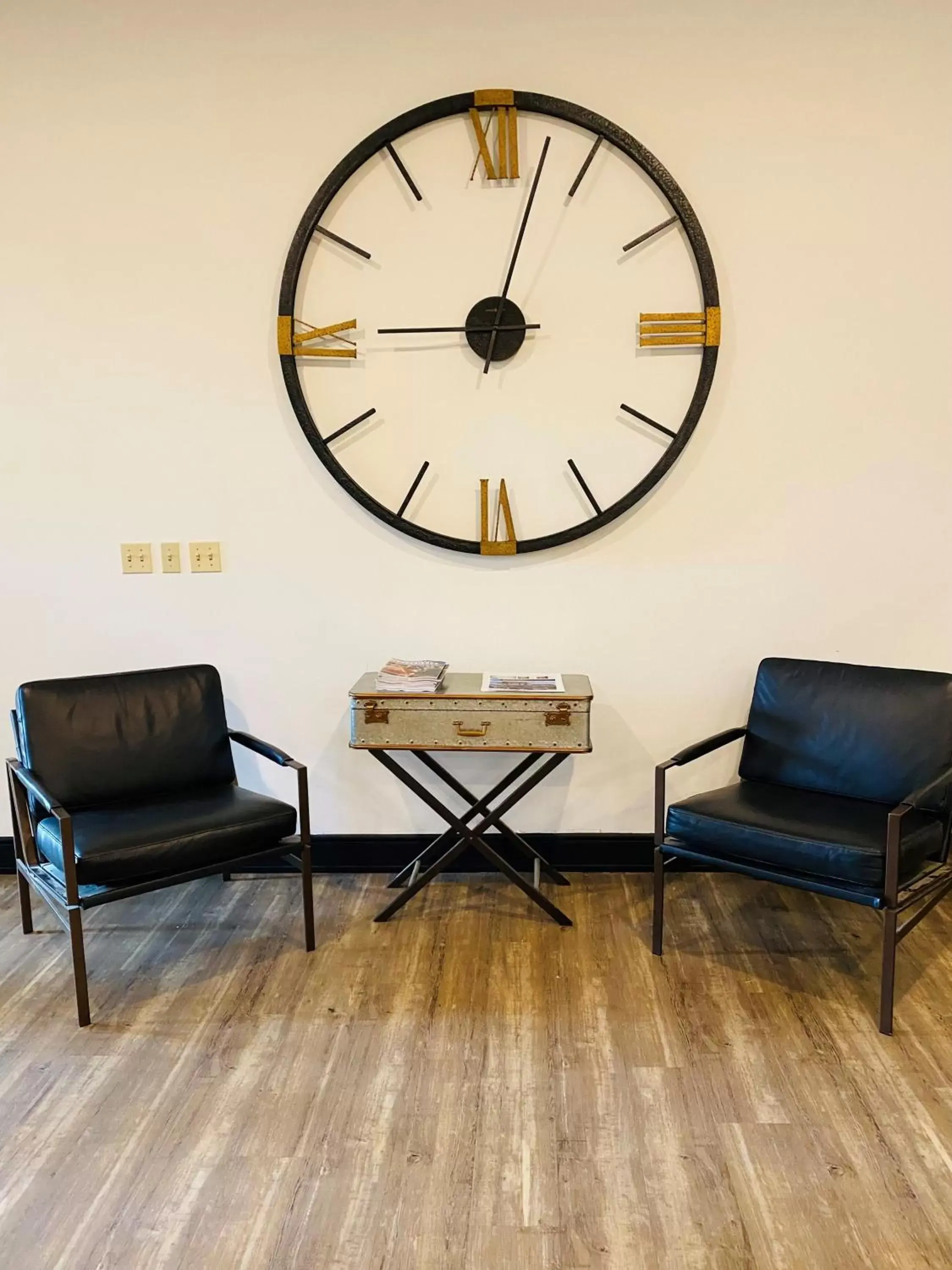 Seating Area in The Suites Hotel at Waterfront Plaza