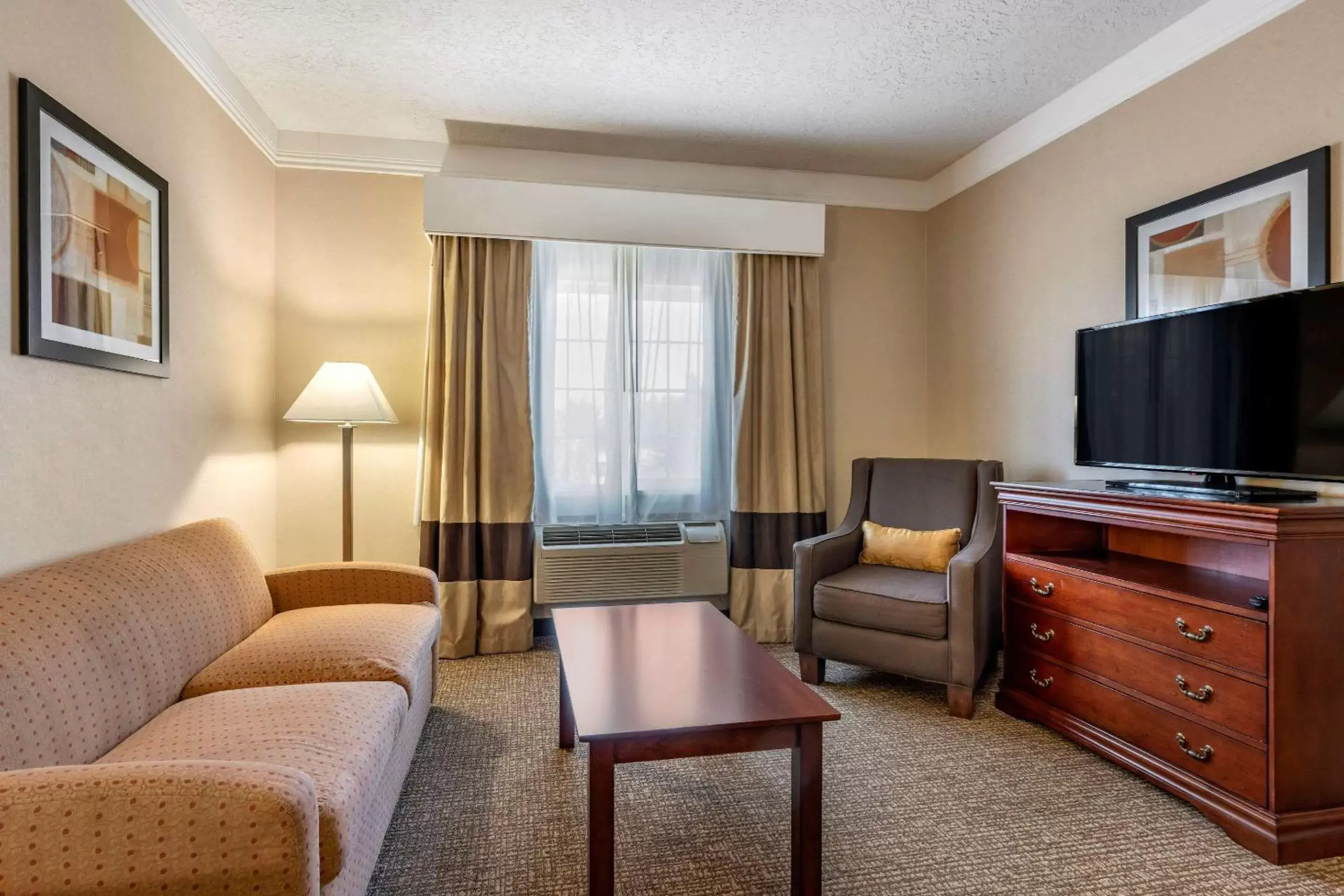 Photo of the whole room, TV/Entertainment Center in Comfort Suites Linn County Fairground and Expo