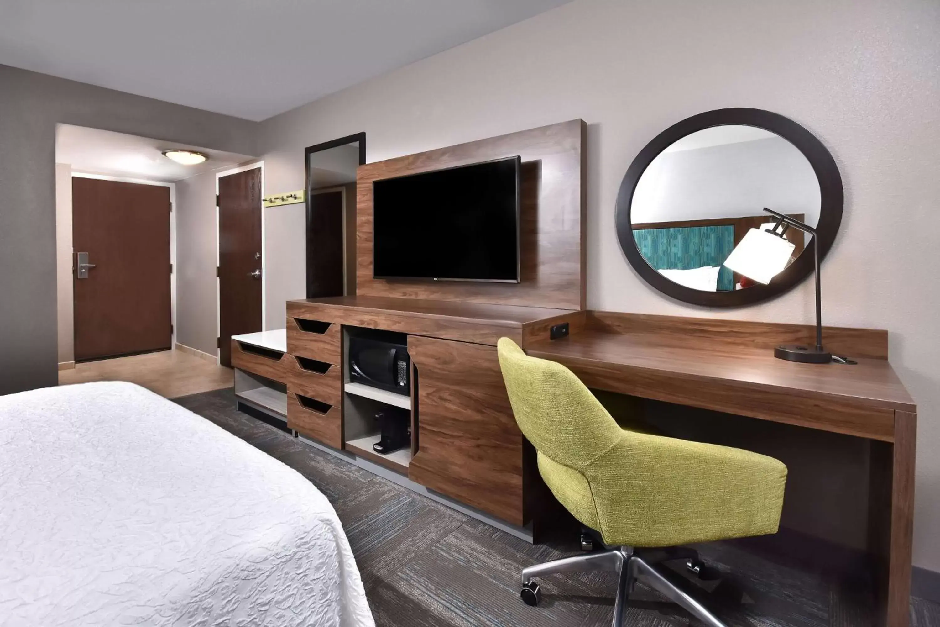 Bedroom, TV/Entertainment Center in Hampton Inn Princeton