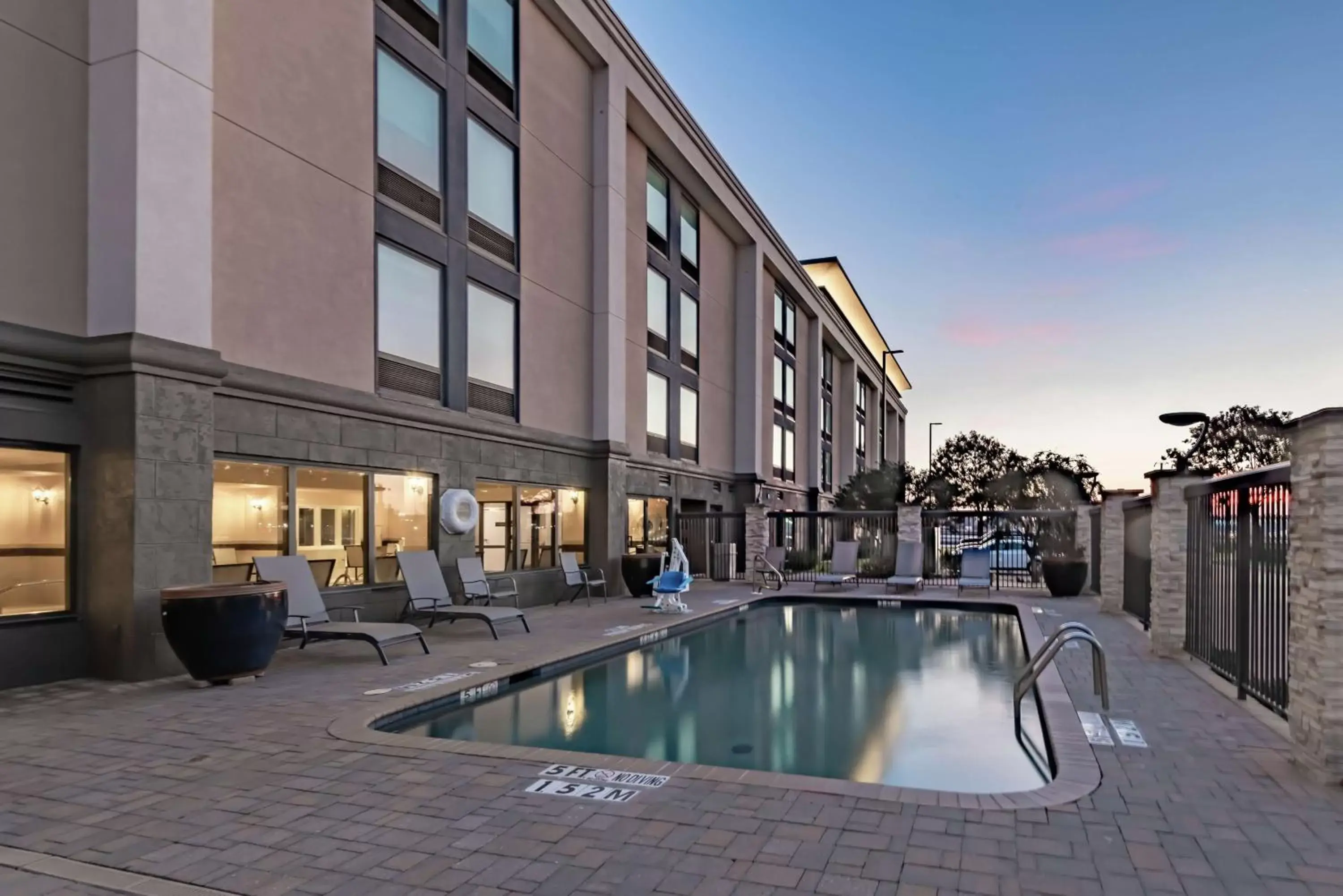 Swimming pool, Property Building in Hampton Inn Waco North