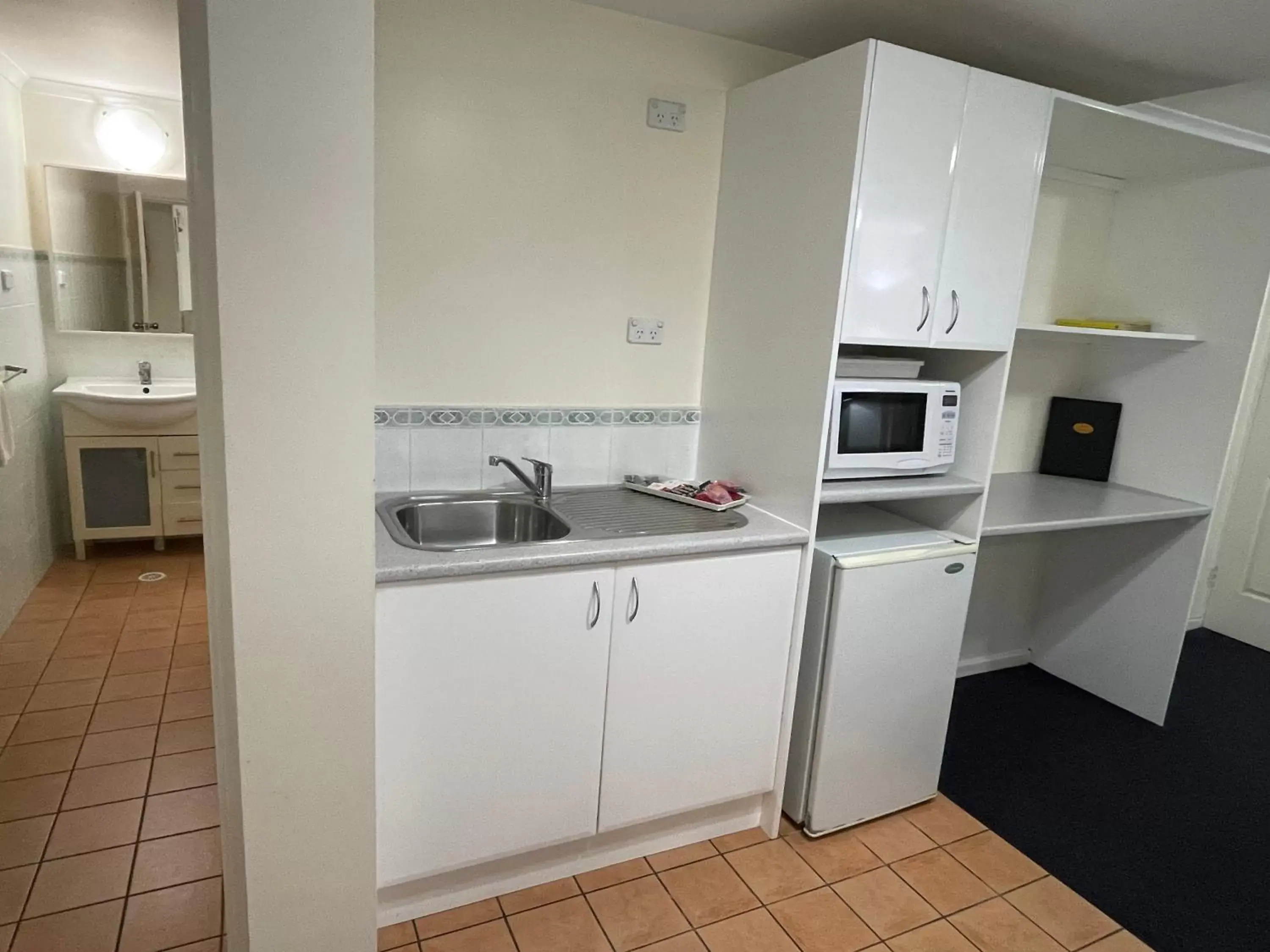 Kitchen/Kitchenette in Lakeview Motor Inn