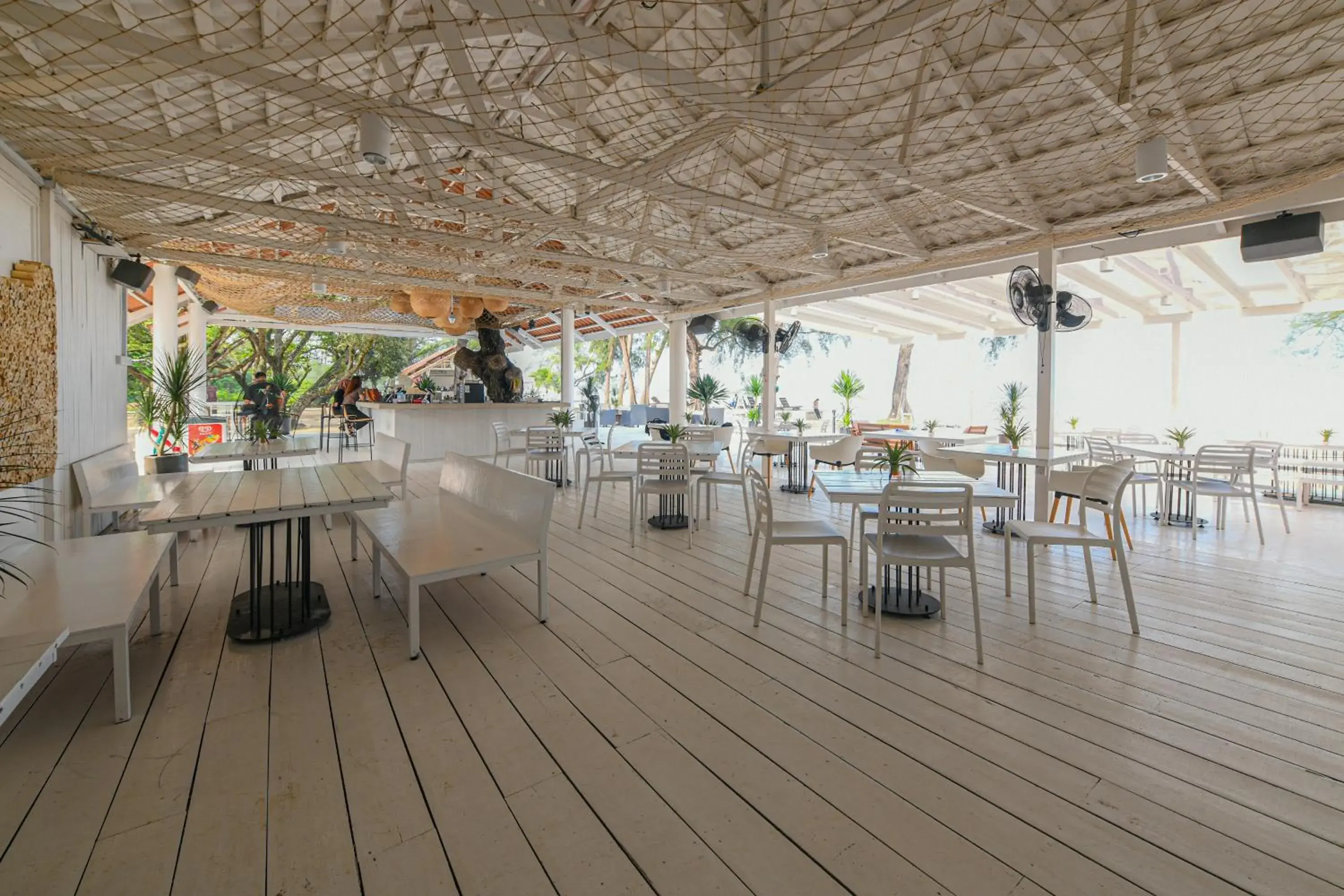 Restaurant/Places to Eat in Adena Beach Resort
