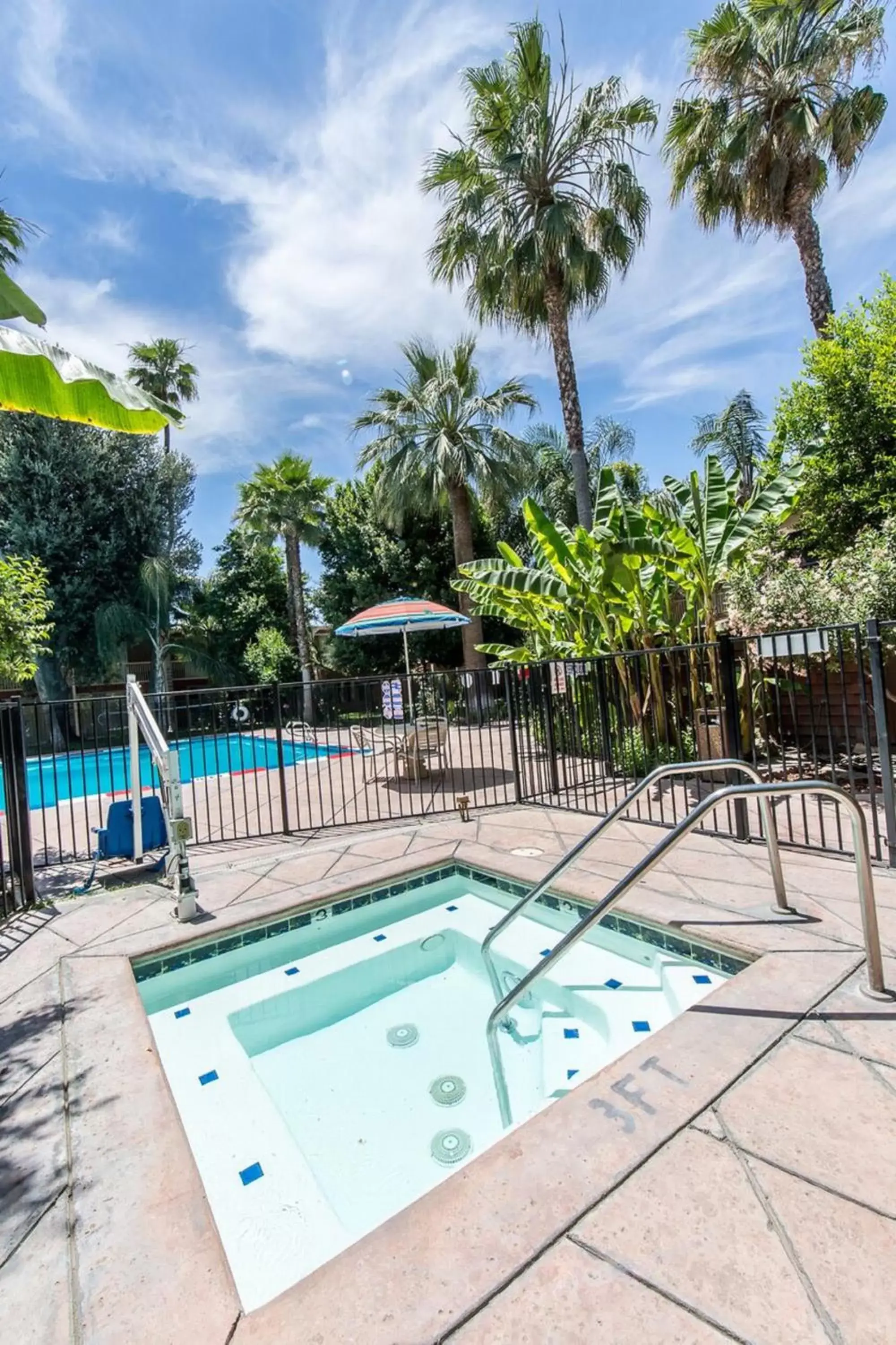 Hot Tub, Swimming Pool in Duniya Hotel