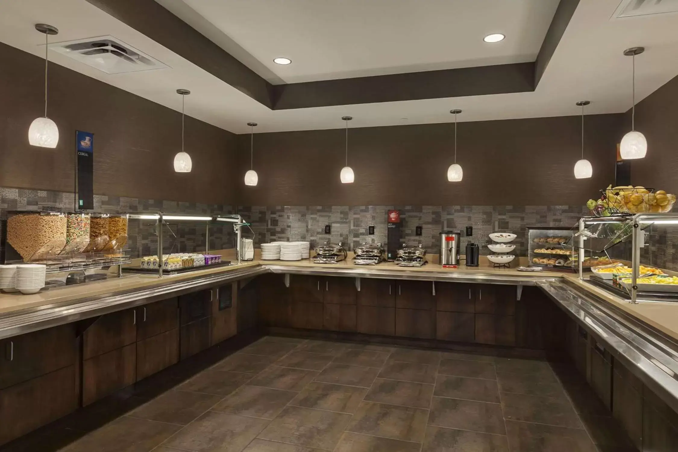 Restaurant/places to eat, Kitchen/Kitchenette in Embassy Suites Saint Louis - Downtown