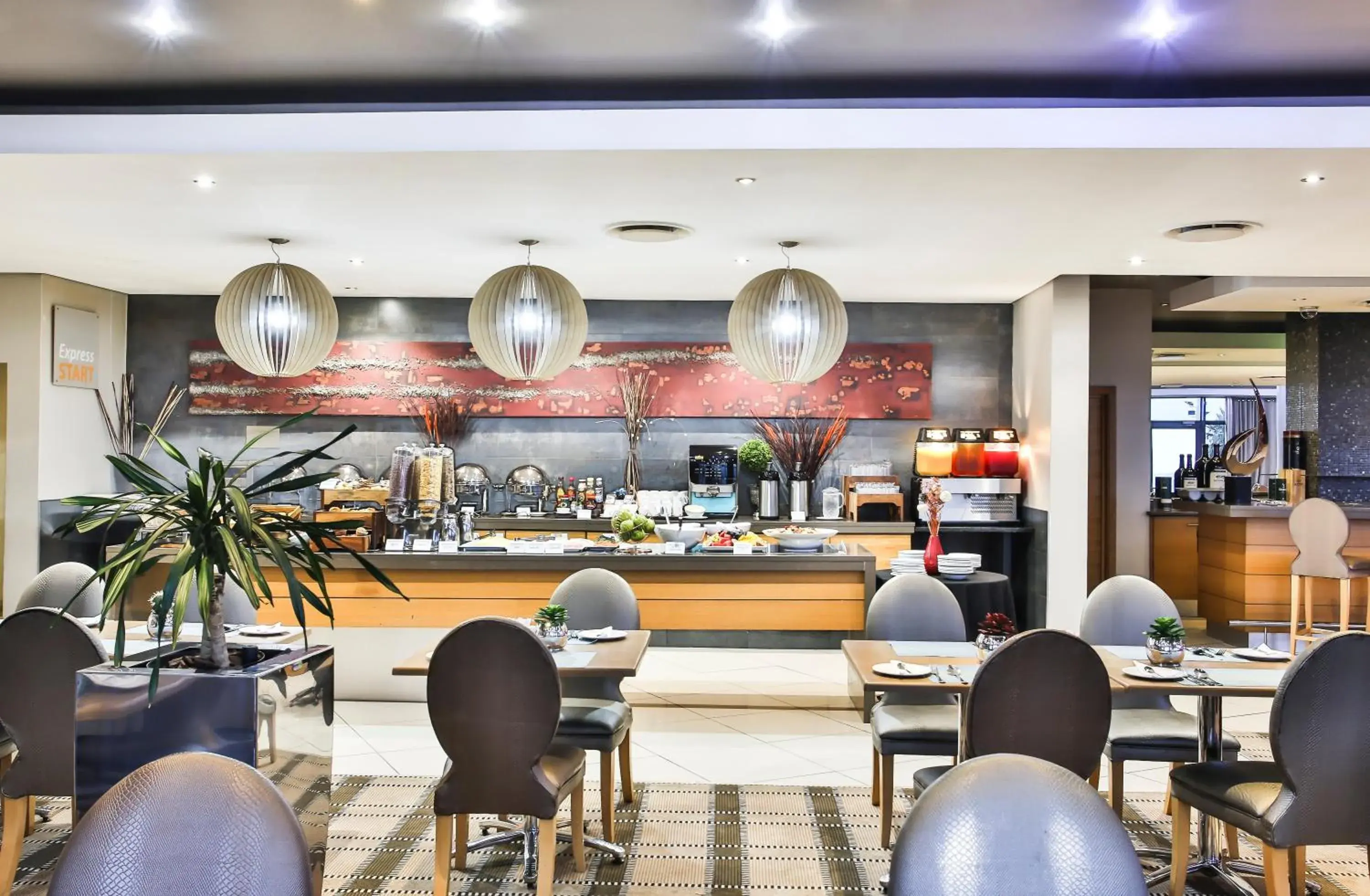 Breakfast, Restaurant/Places to Eat in Holiday Inn Express Sandton-Woodmead, an IHG Hotel