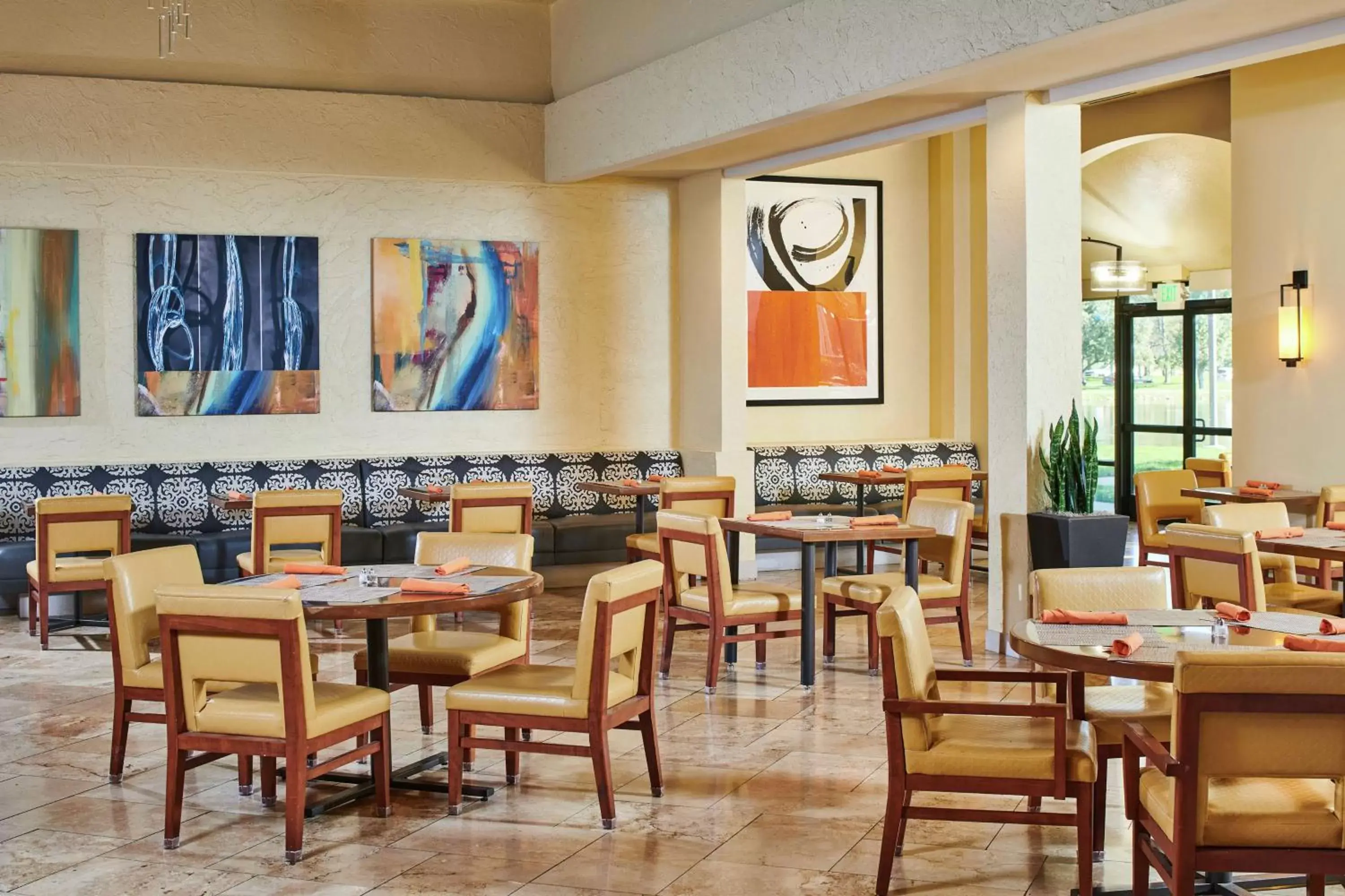 Dining area, Restaurant/Places to Eat in DoubleTree by Hilton Hotel Salt Lake City Airport