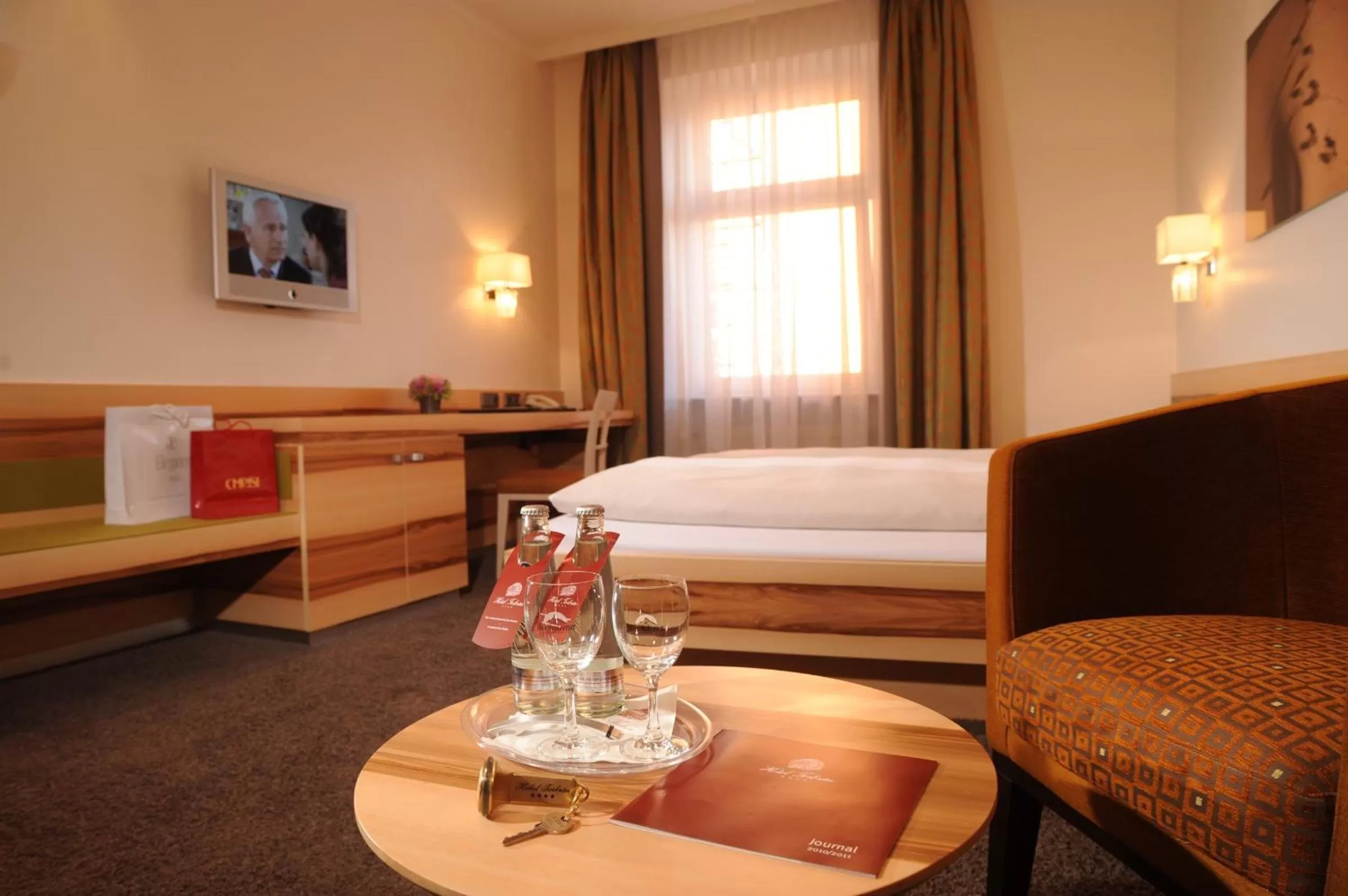 Photo of the whole room, Bed in Hotel Torbräu