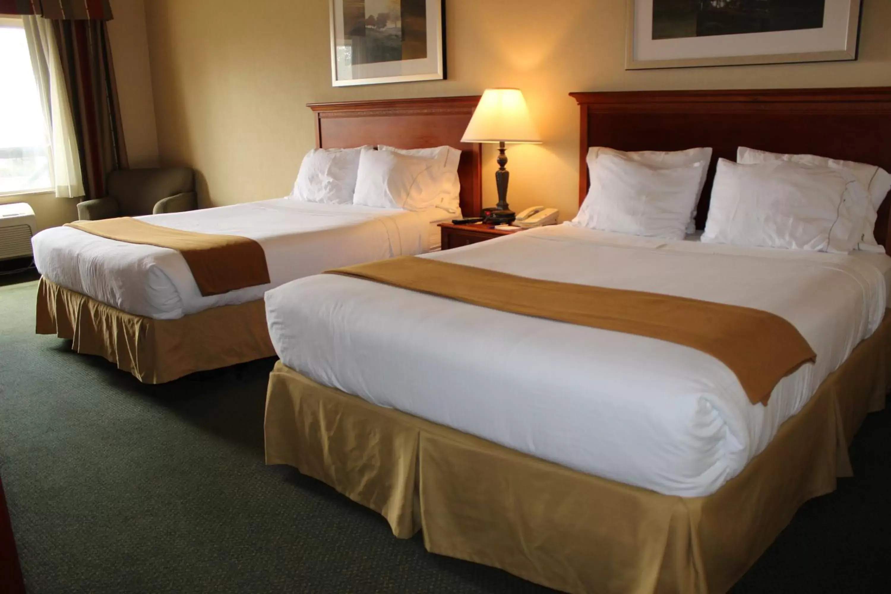 Bed in Holiday Inn Express Tehachapi by IHG Bed in Holiday Inn Express Tehachapi by IHG