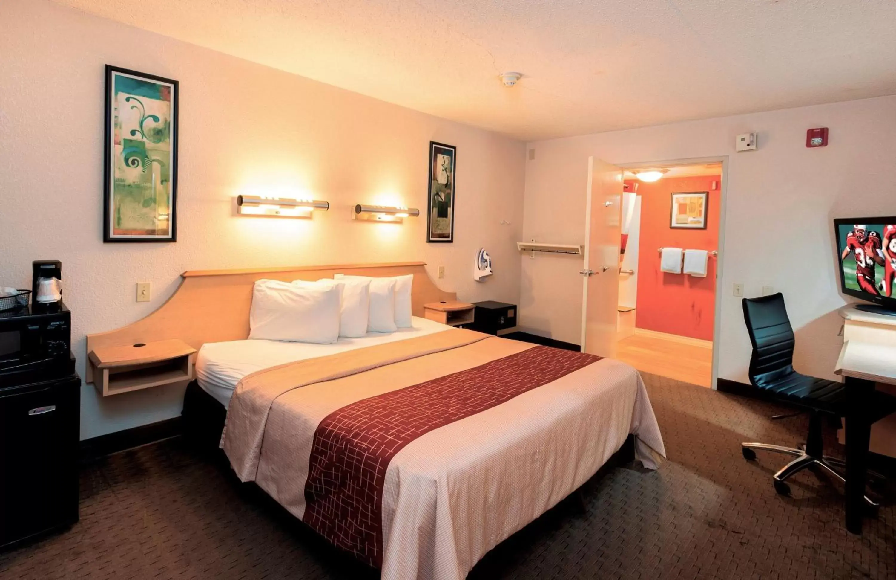 Bedroom, Bed in Red Roof Inn San Antonio Airport