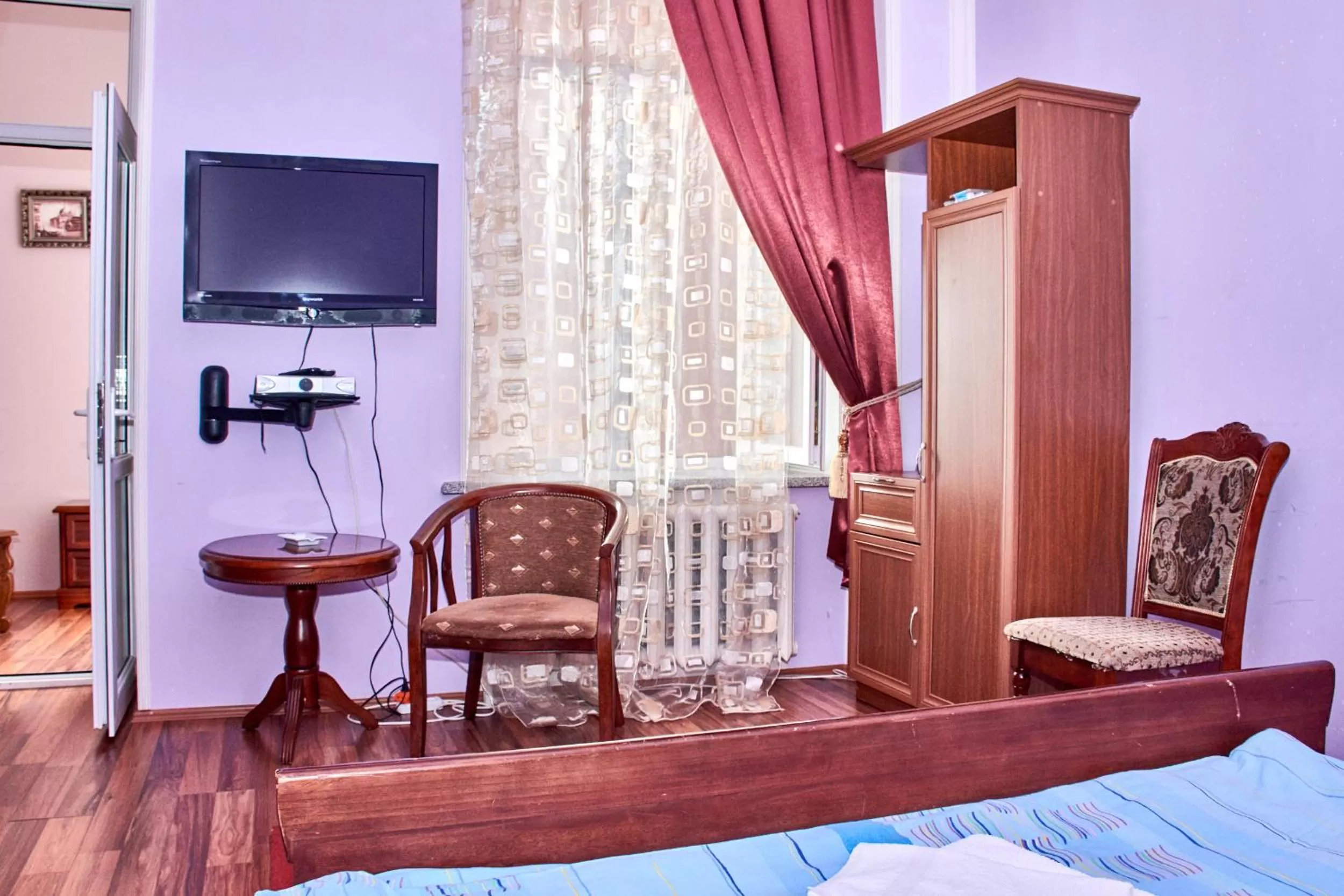 TV/Entertainment Center in Hotel Art-Seg