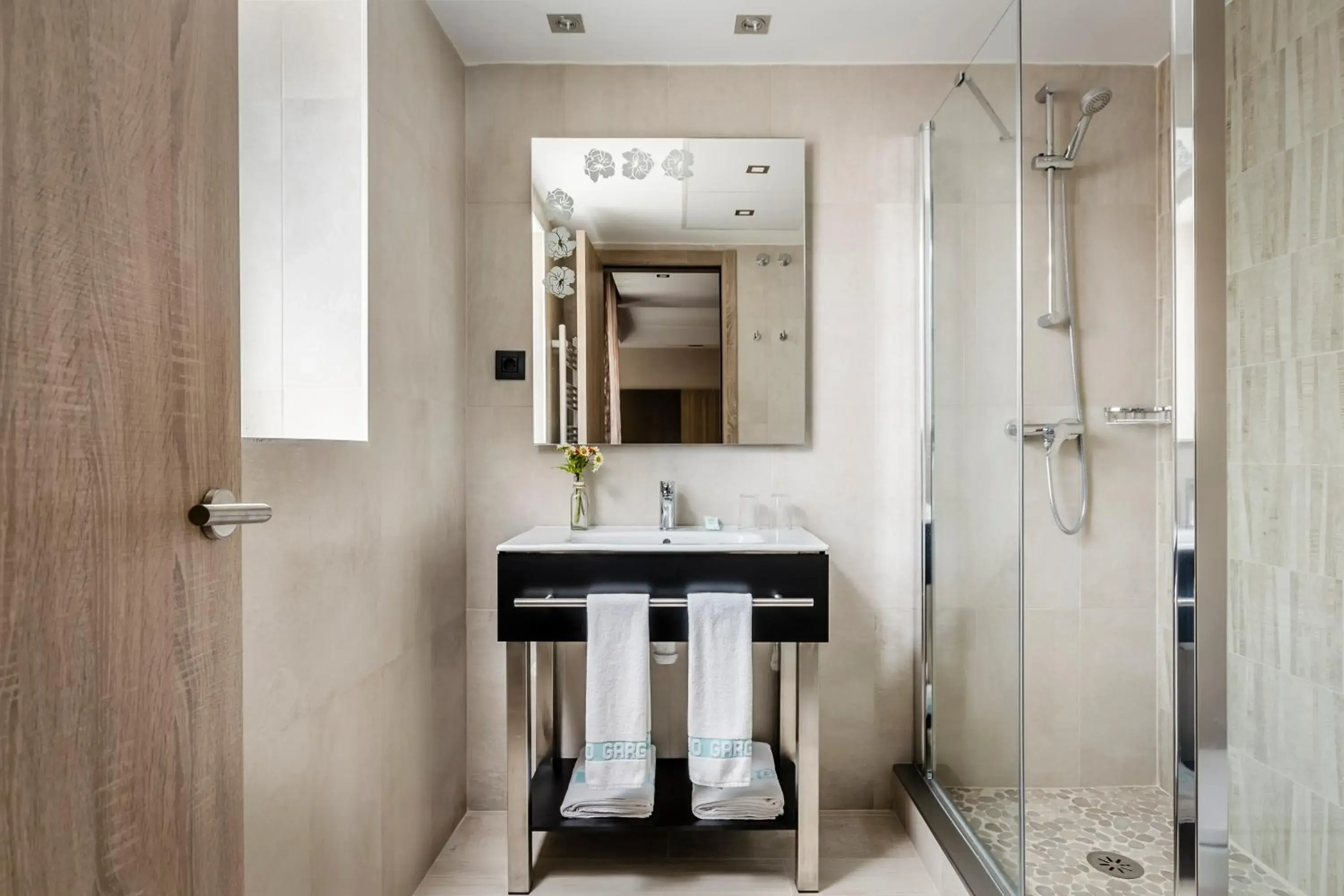 Shower, Bathroom in Hotel Civera