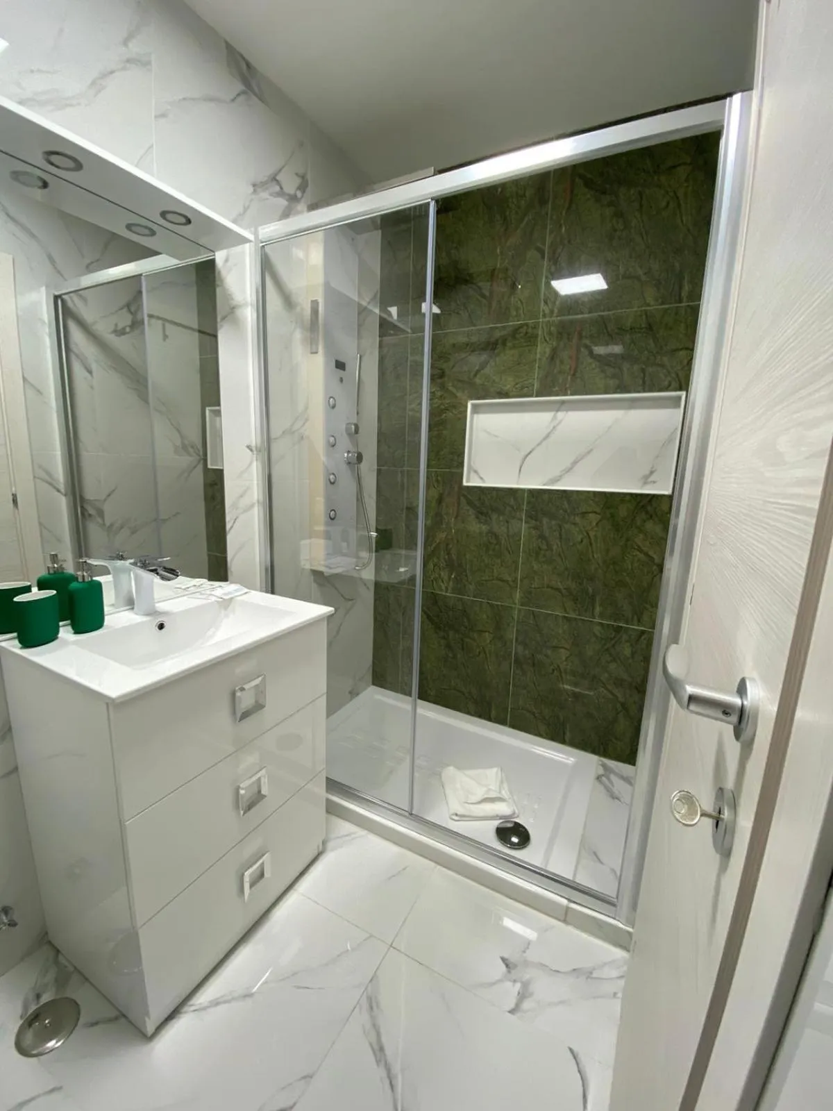 Shower in The Place In Rome Guest House