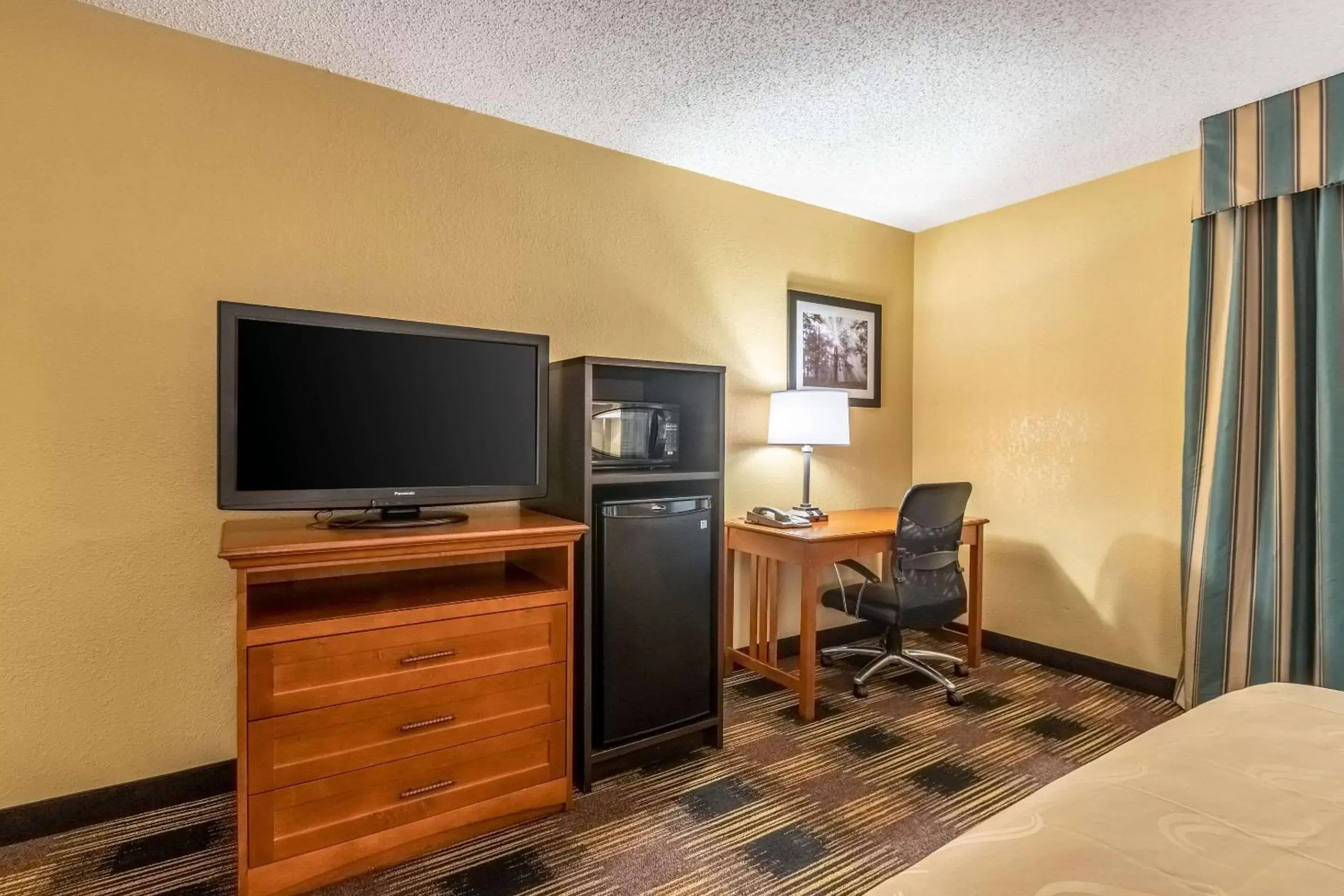 Photo of the whole room, TV/Entertainment Center in Quality Inn Newton at I-80