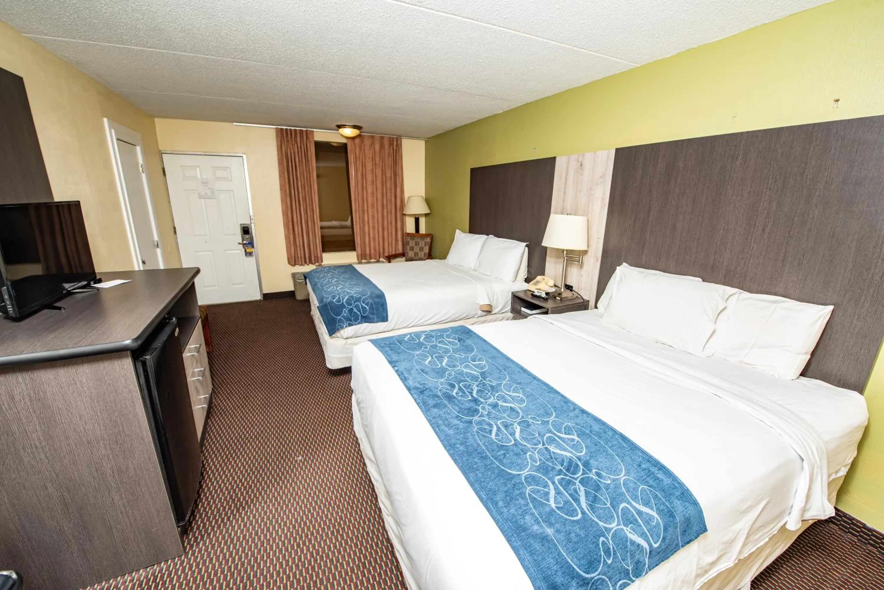 Photo of the whole room, Bed in River Place Inn