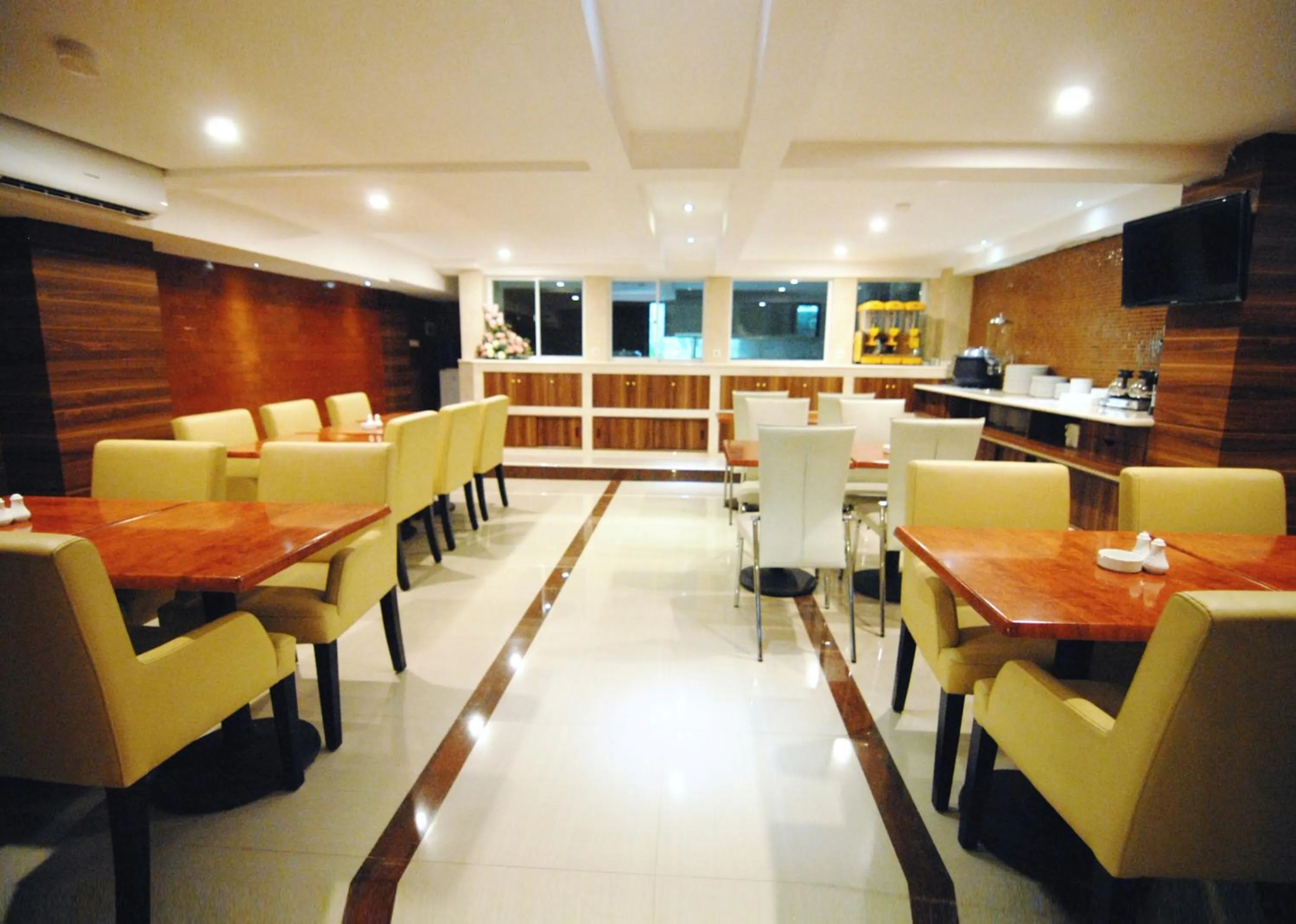 Restaurant/places to eat in Grand Kasira