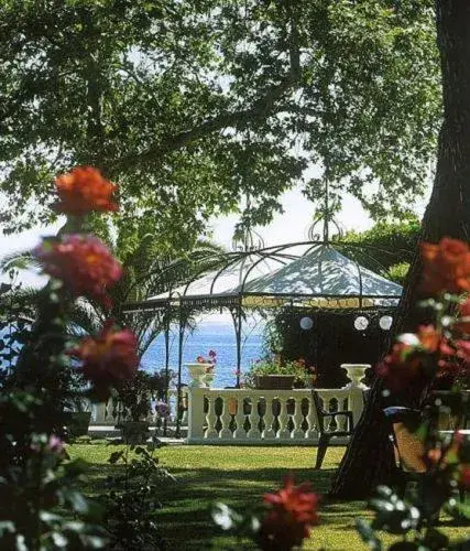 Garden in Hotel Lido - Beach and Palace