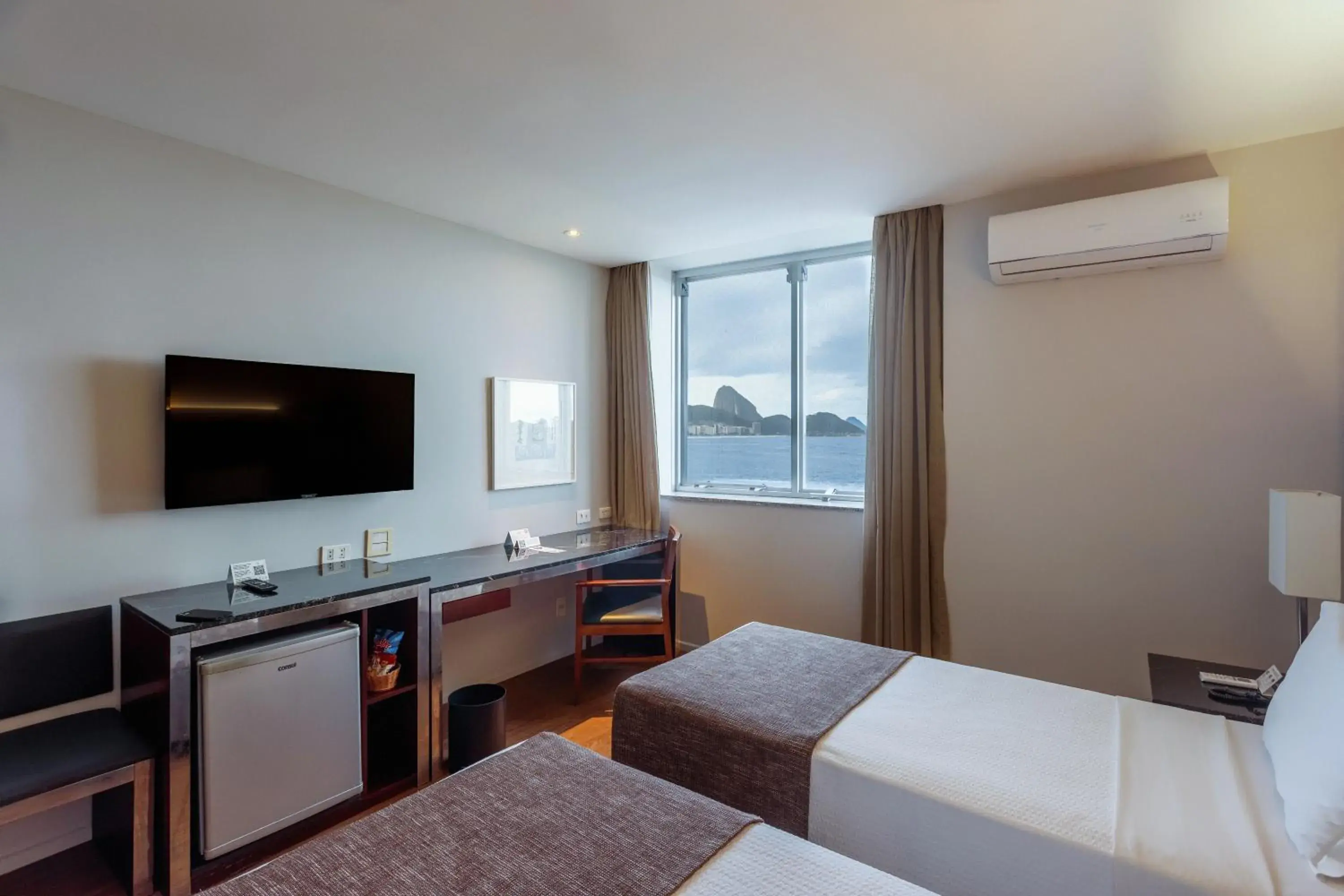 Bedroom, TV/Entertainment Center in Orla Copacabana Hotel