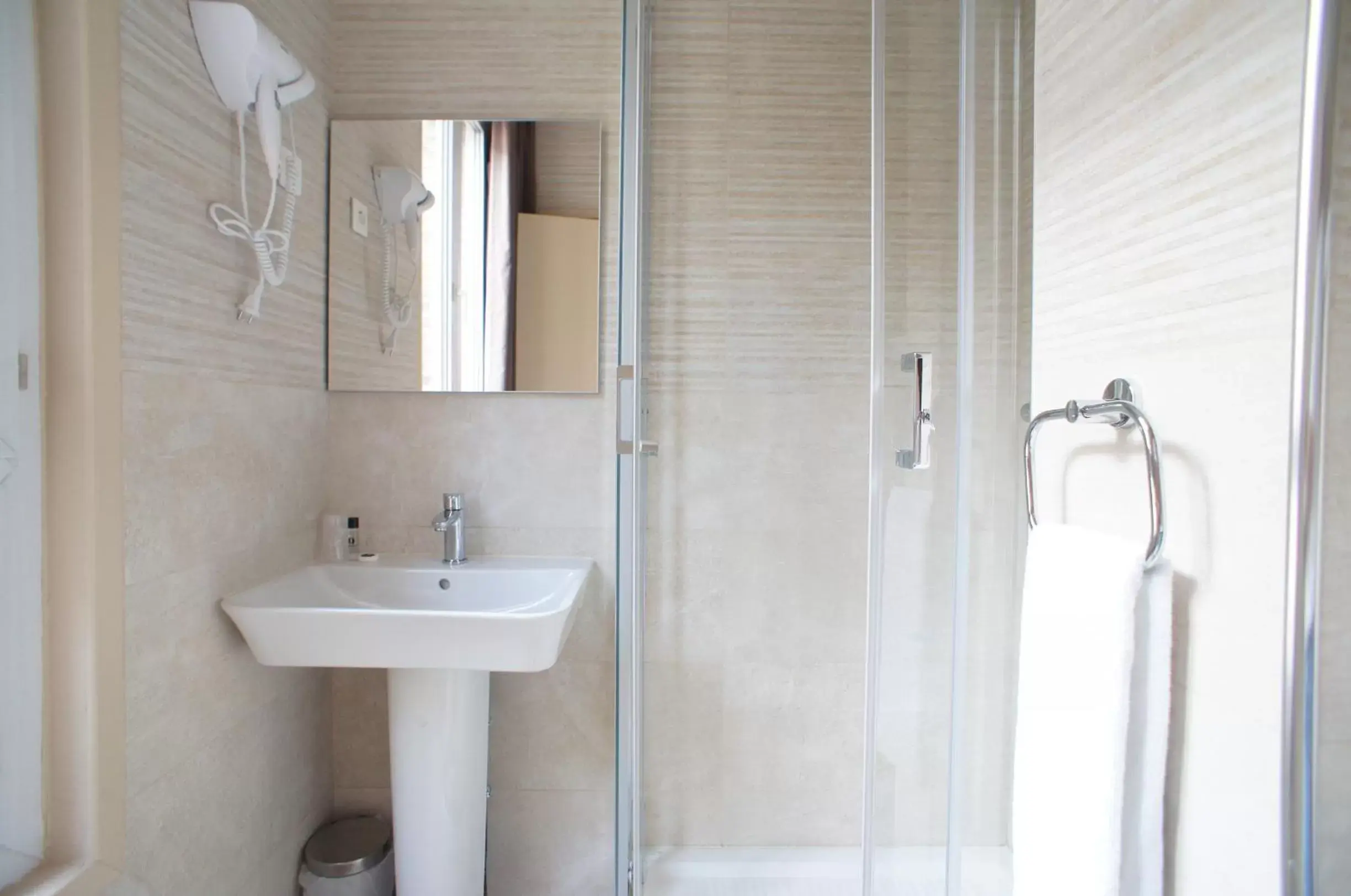 Shower, Bathroom in Hôtel De France