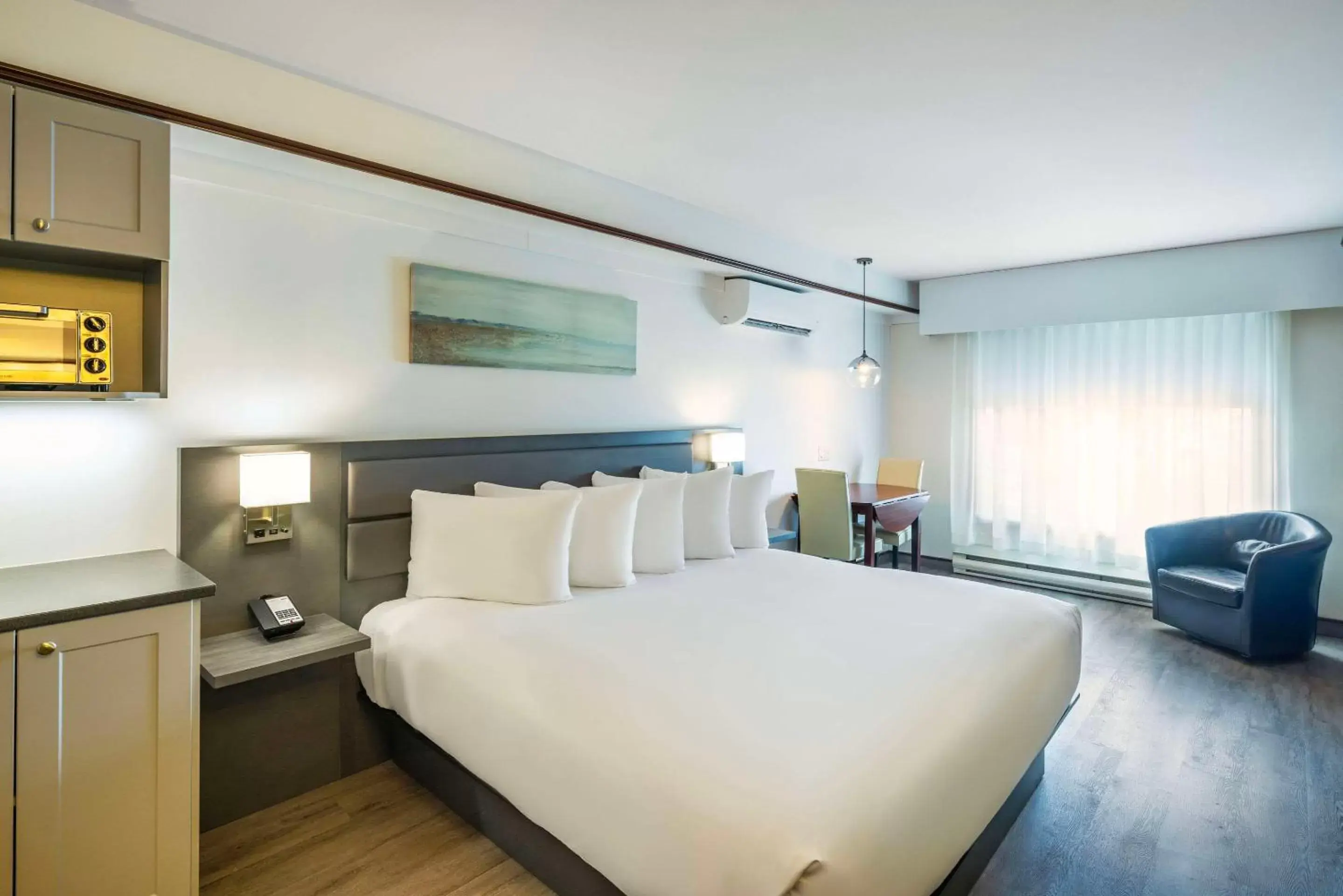Bedroom, Bed in Les Suites de Laviolette Ascend Hotel Collection