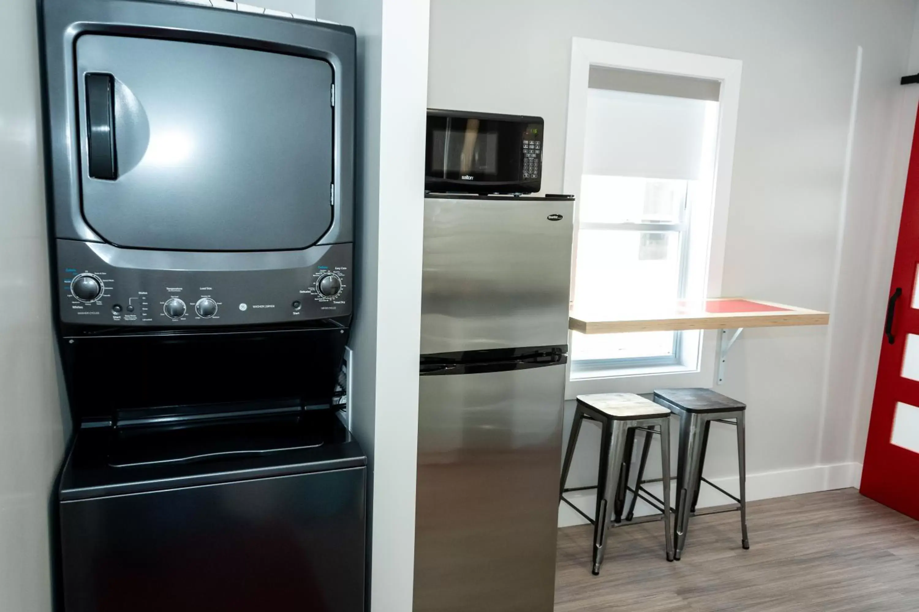 Dining area, TV/Entertainment Center in Morel Executive Suites