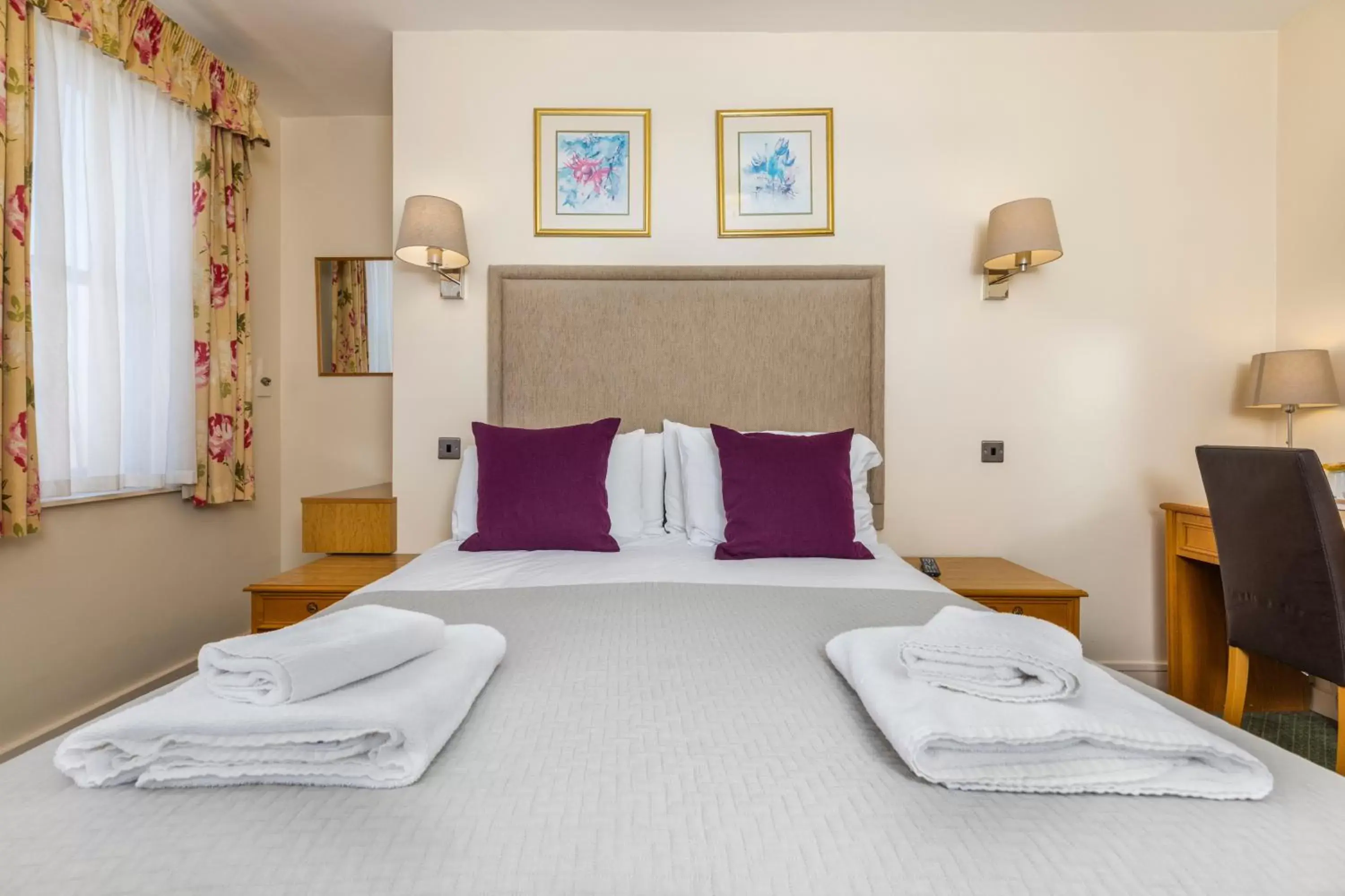 Bedroom, Bed in Swan Revived Hotel