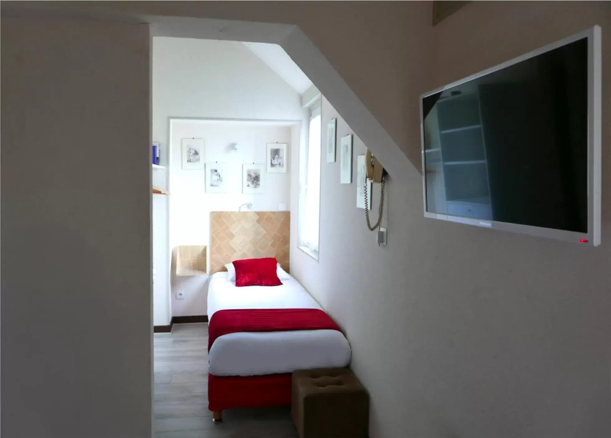 Photo of the whole room, Bed in Hôtel Mille et une Feuilles