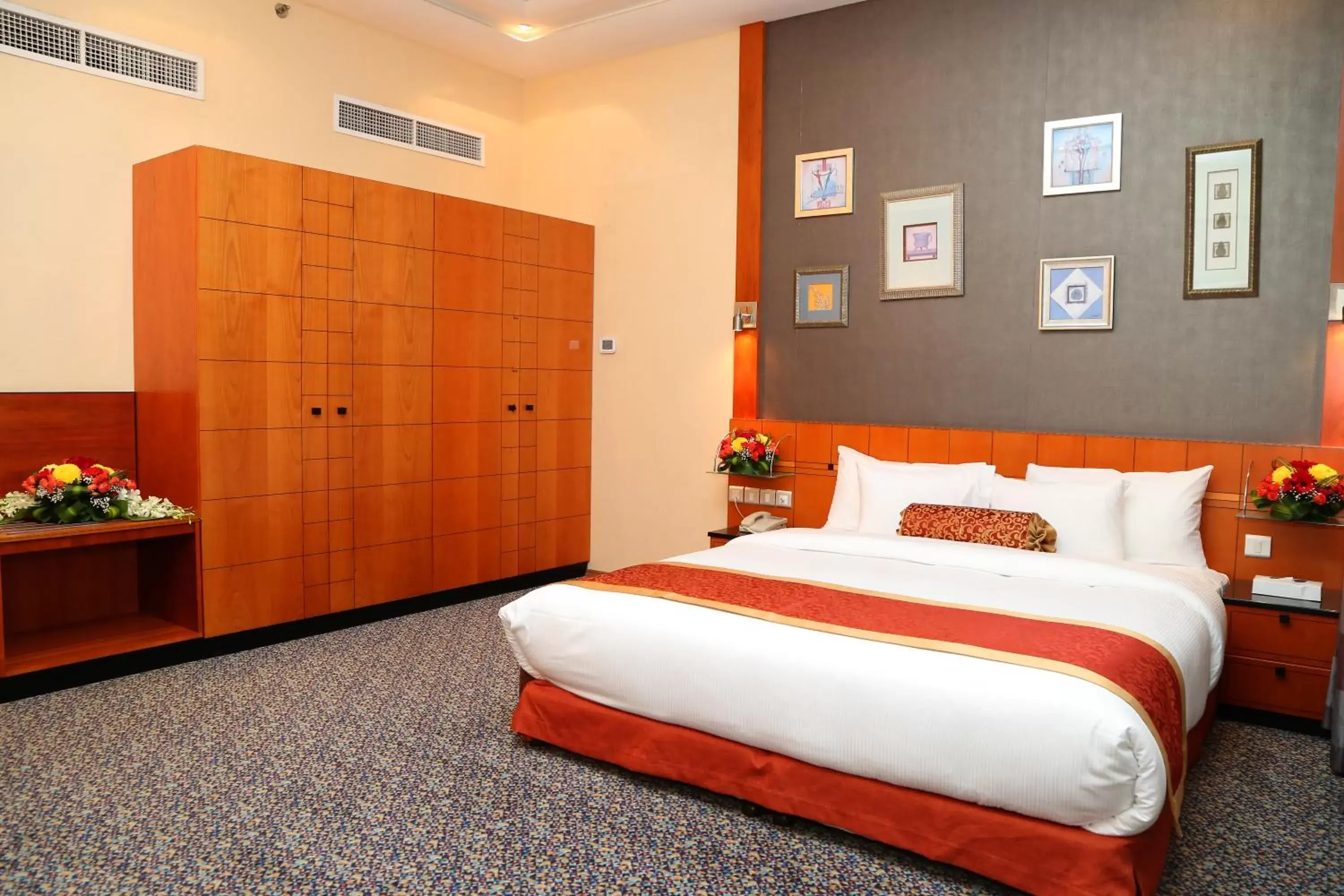 Bedroom, Bed in Gulf Court Hotel
