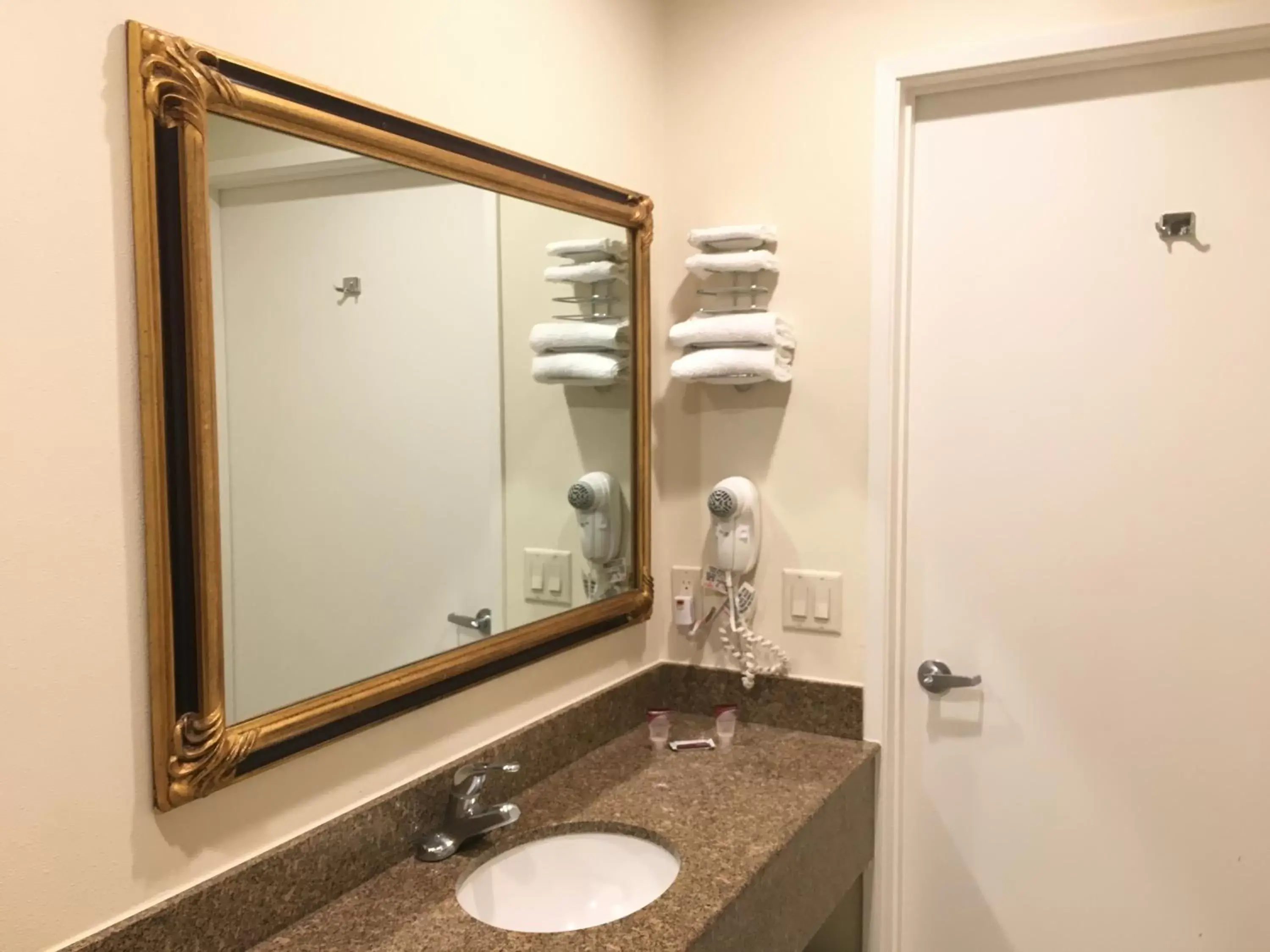 Decorative detail, Bathroom in Simply Home Inn & Suites - Riverside
