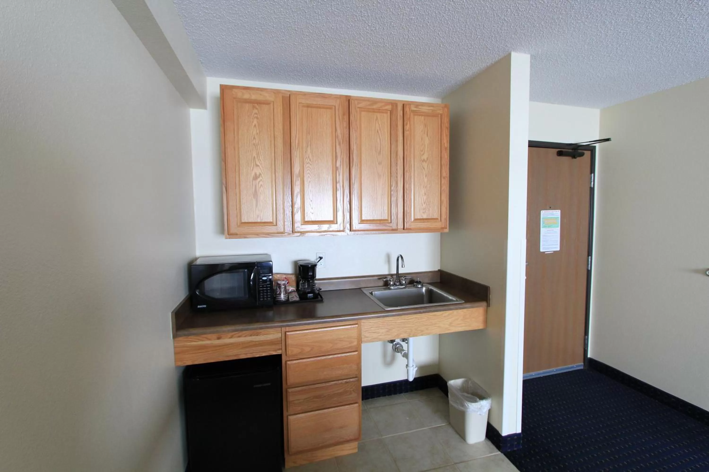 Kitchen or kitchenette in AmericInn by Wyndham Cedar Rapids Airport
