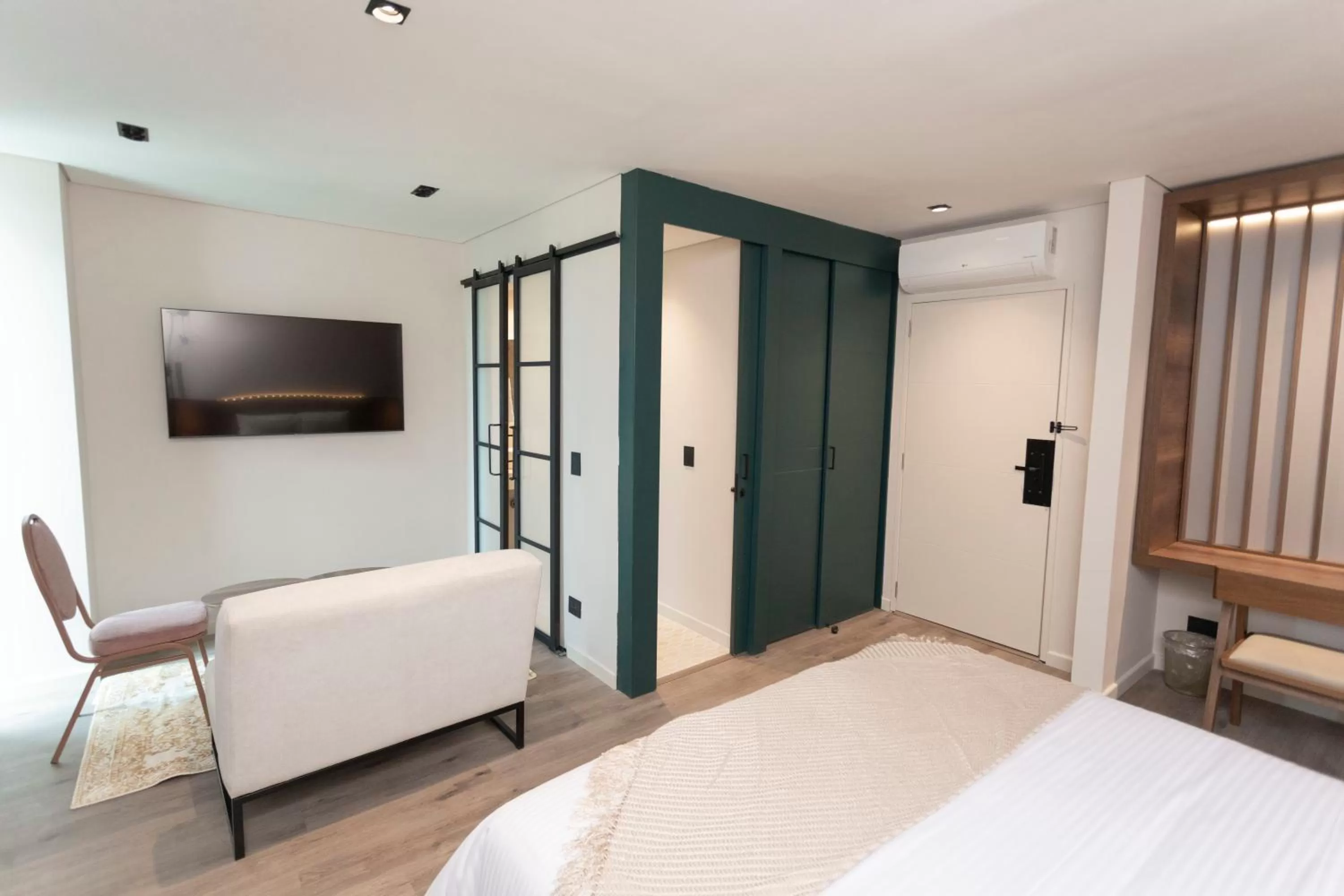 Photo of the whole room, Bed in 1616 Hotel