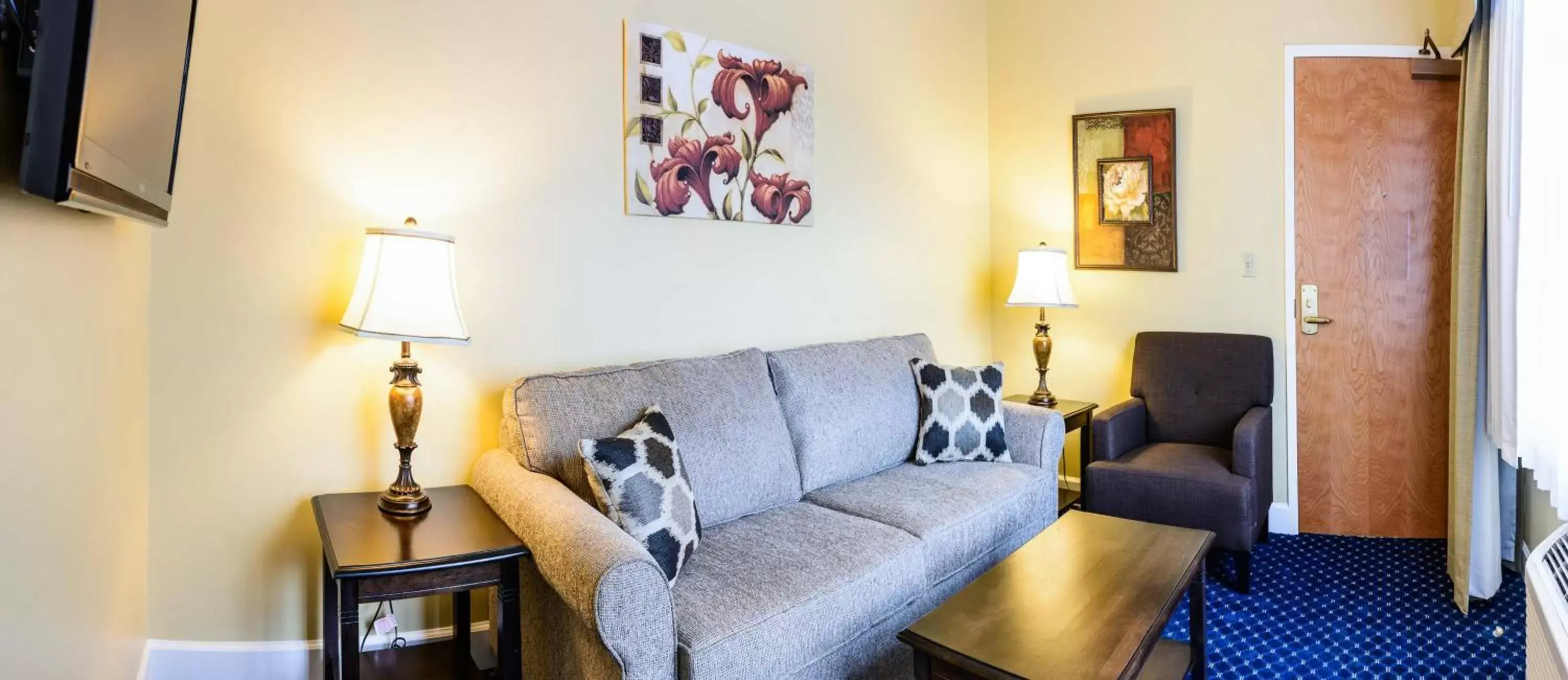 Living room, Seating Area in Asbury Inn & Suites