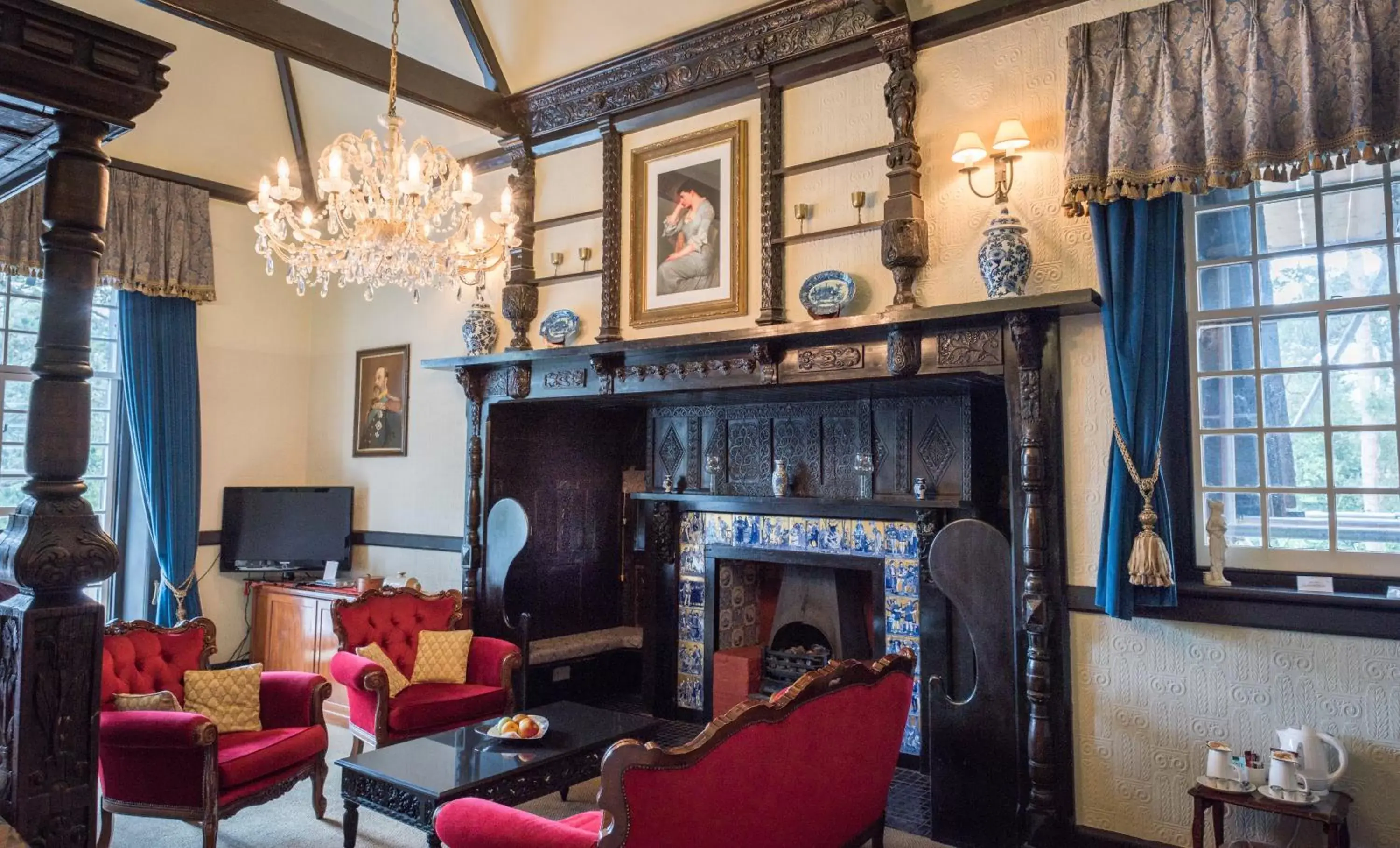 Living room in Langtry Manor Hotel