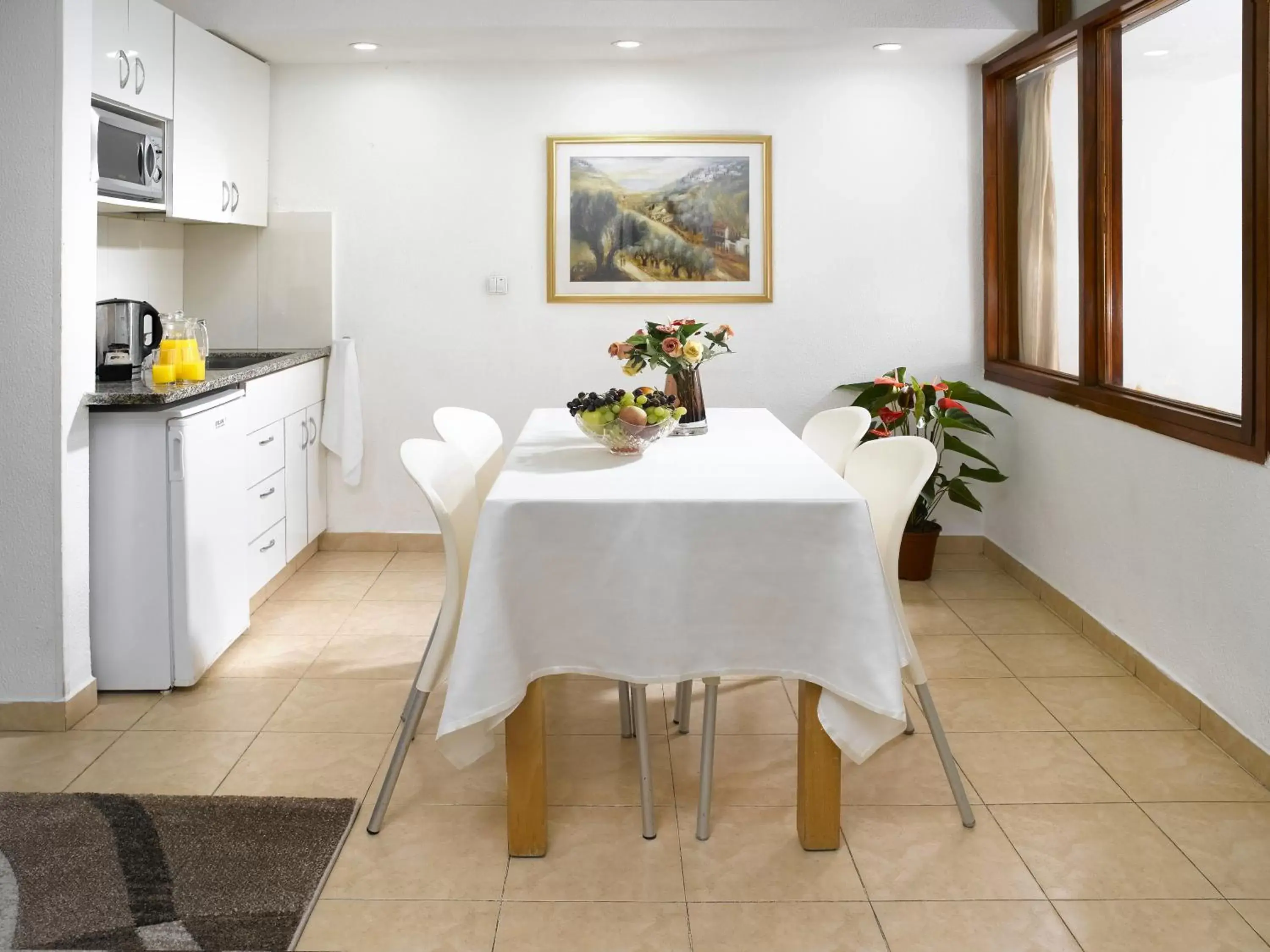 Kitchen or kitchenette, Dining Area in Lev Yerushalayim Hotel